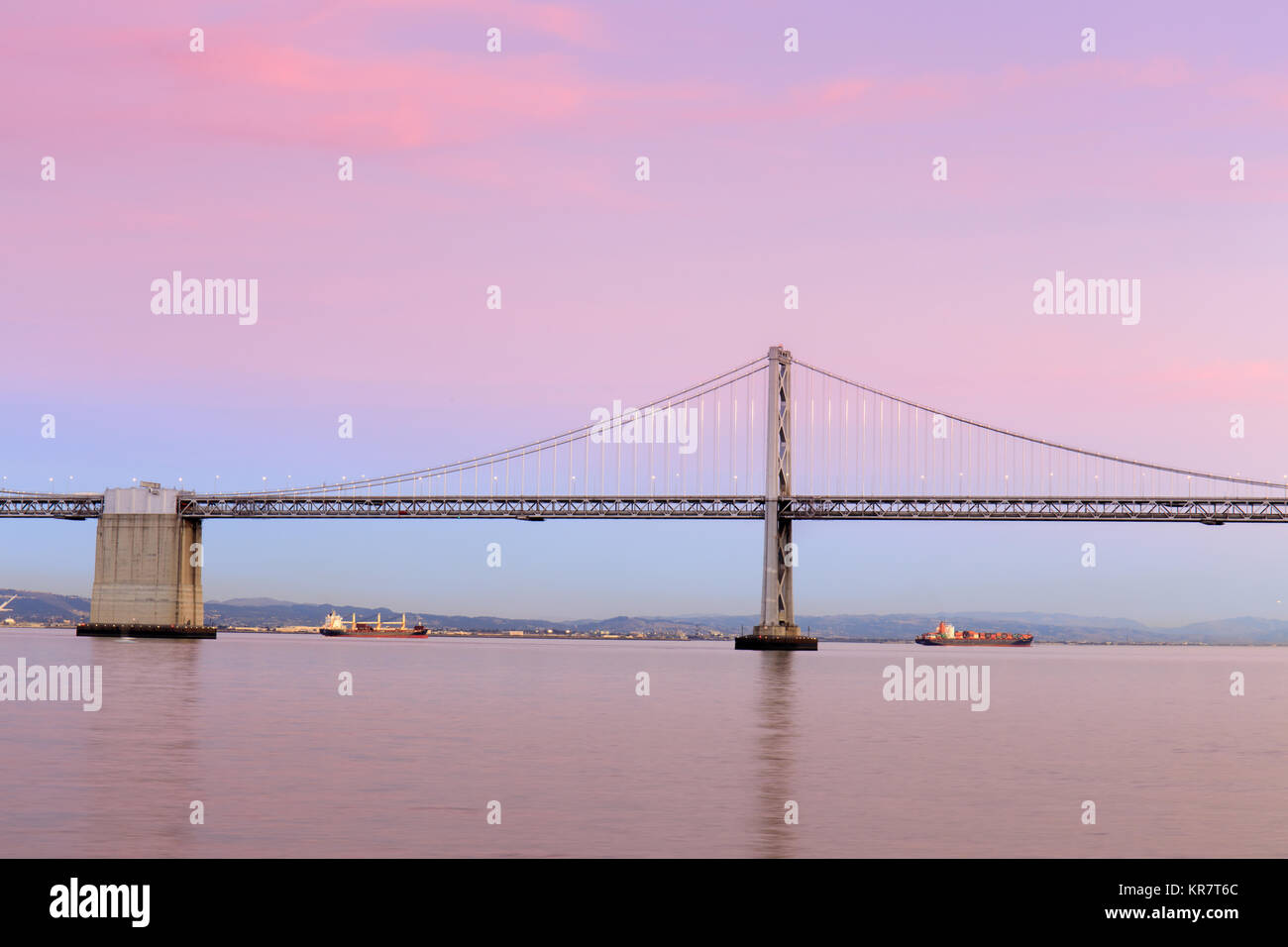 San Francisco-Oakland Bay Bridge in inverno il crepuscolo. Foto Stock