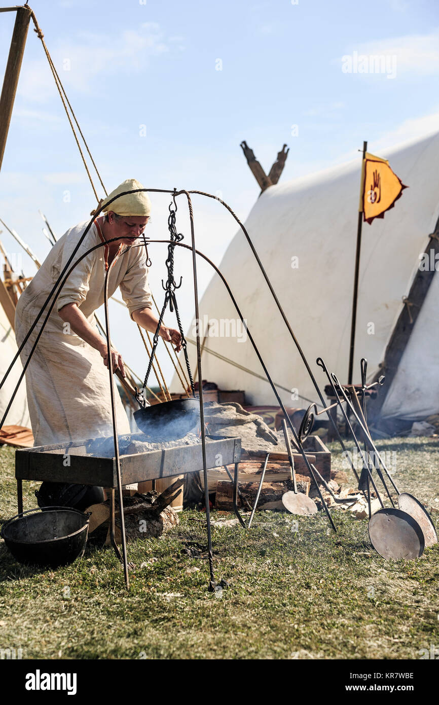 Rievocazione storica della vita in un villaggio vichingo, donne preparare cibi, islandese Festival di Manitoba, Gimli, Manitoba, Canada. Foto Stock