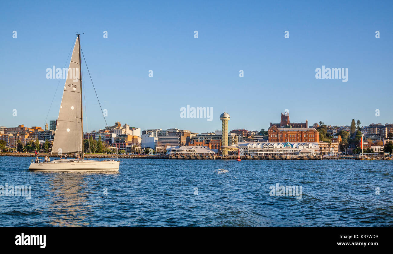Australia, Nuovo Galles del Sud, cacciatore regione, Newcastle, un elegante yacht è passare il Newcastle lungomare con vista del Queens Wharf, il Queens Wharf per Foto Stock