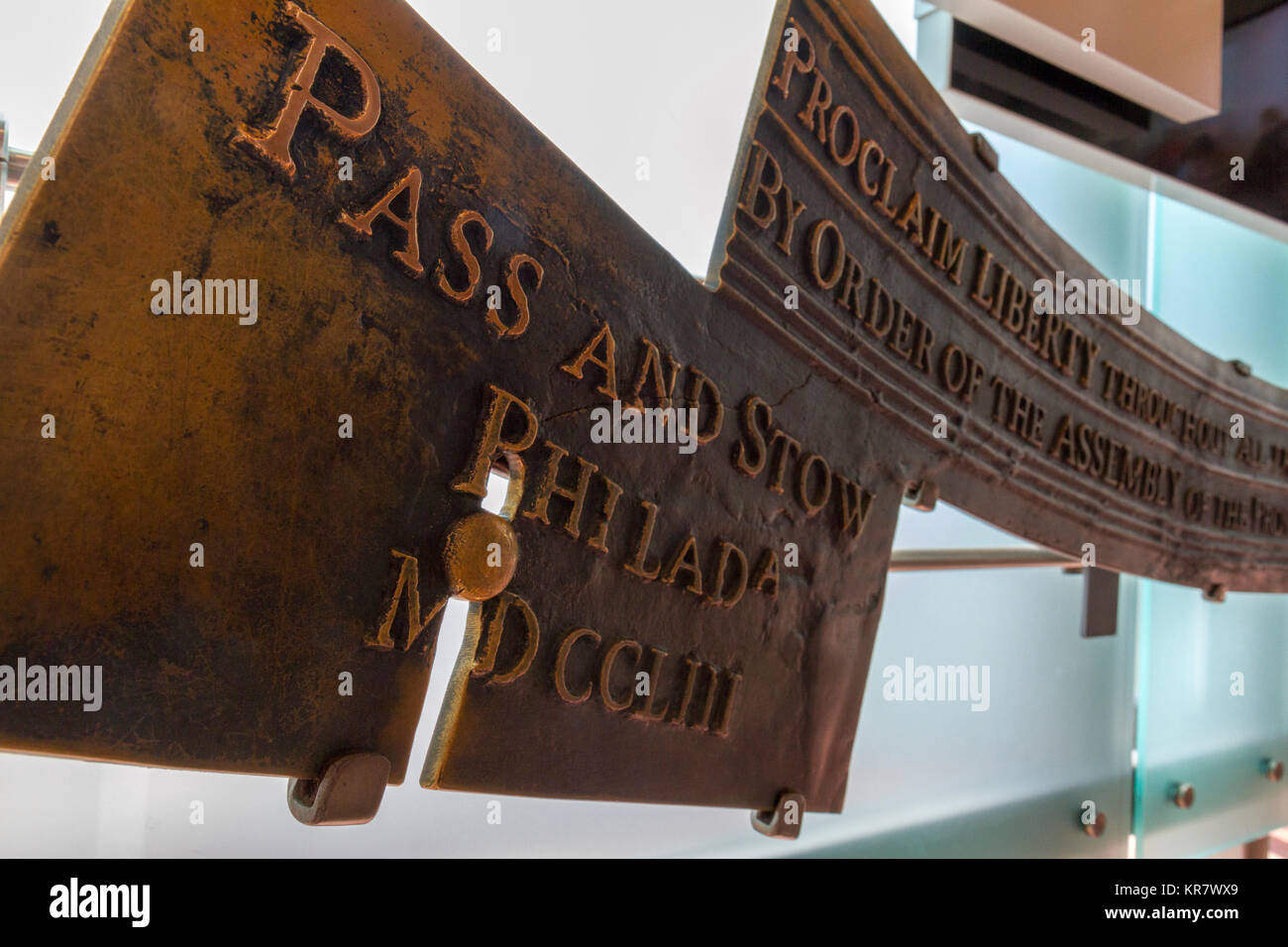 Modello di iscrizione sul Liberty Bell dentro la Liberty Bell, Museo Independence Hall, Philadelphia, Pennsylvania, USA. Foto Stock