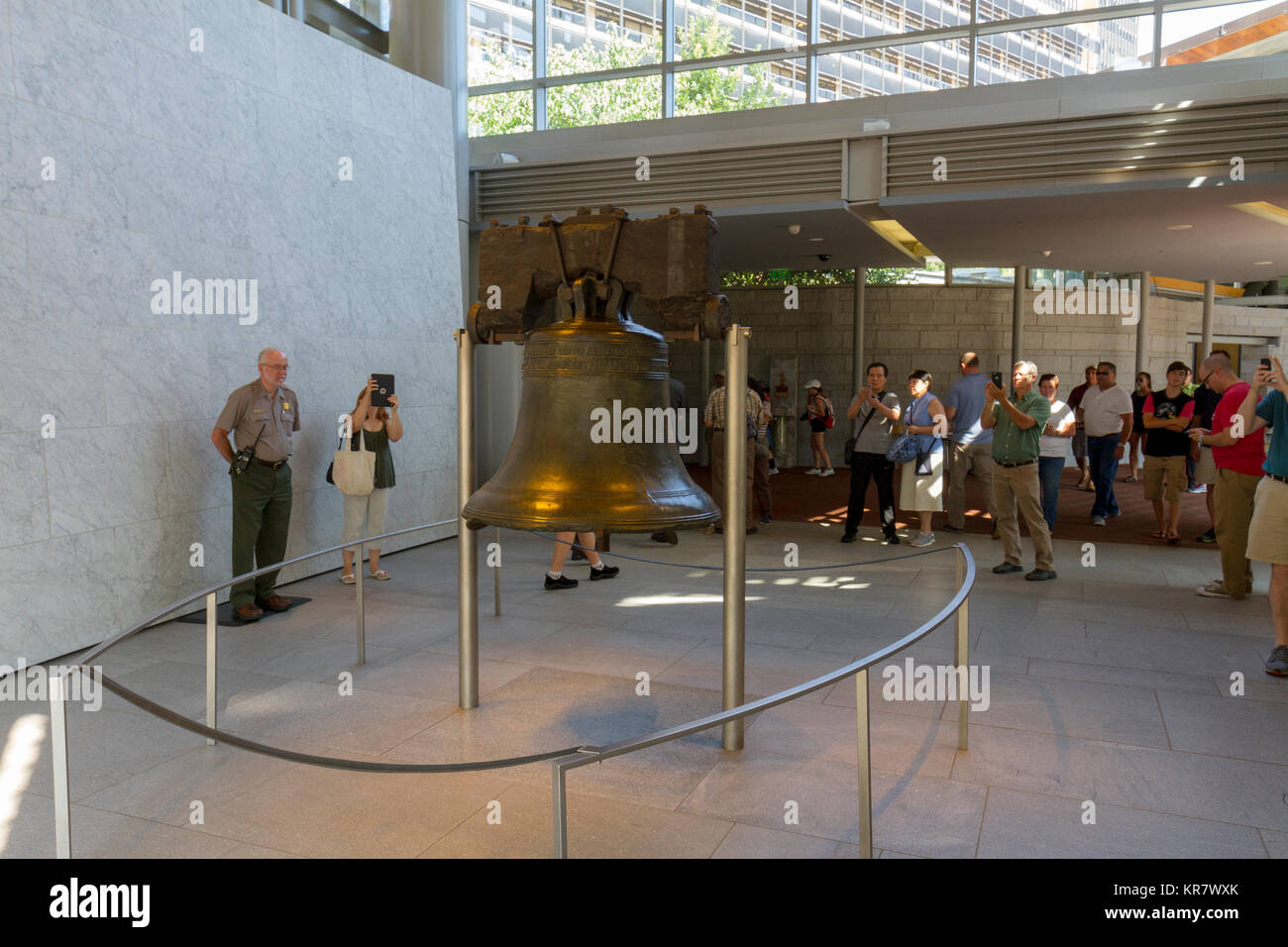 Visitatori guardano la Liberty Bell sul display interno la Liberty Bell, Museo Independence Hall, Philadelphia, Pennsylvania, USA. Foto Stock