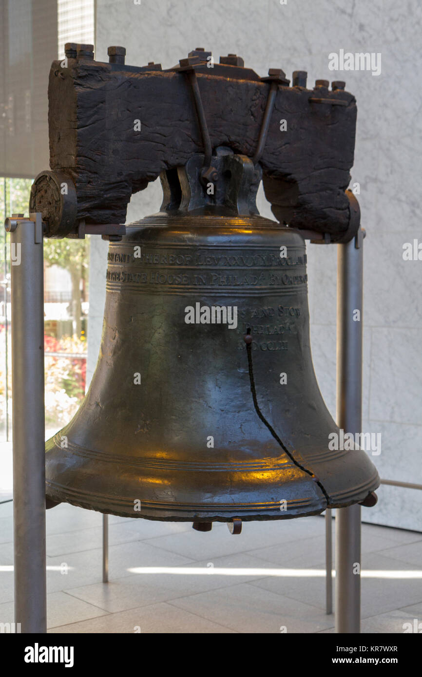 La Liberty Bell sul display interno la Liberty Bell, Museo Independence Hall, Philadelphia, Pennsylvania, USA. Foto Stock