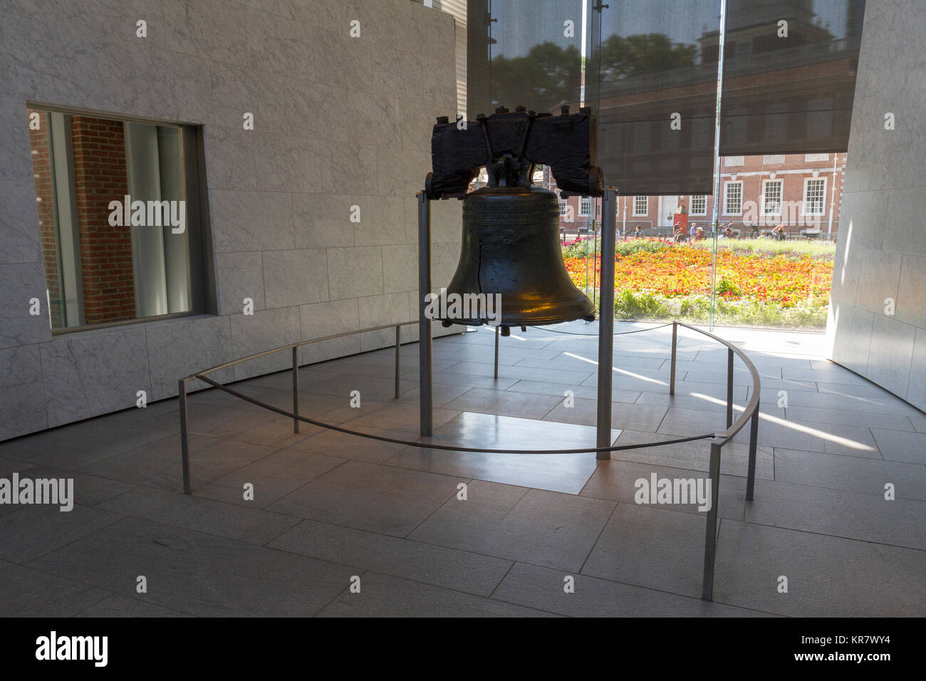 La Liberty Bell sul display interno la Liberty Bell, Museo Independence Hall, Philadelphia, Pennsylvania, USA. Foto Stock