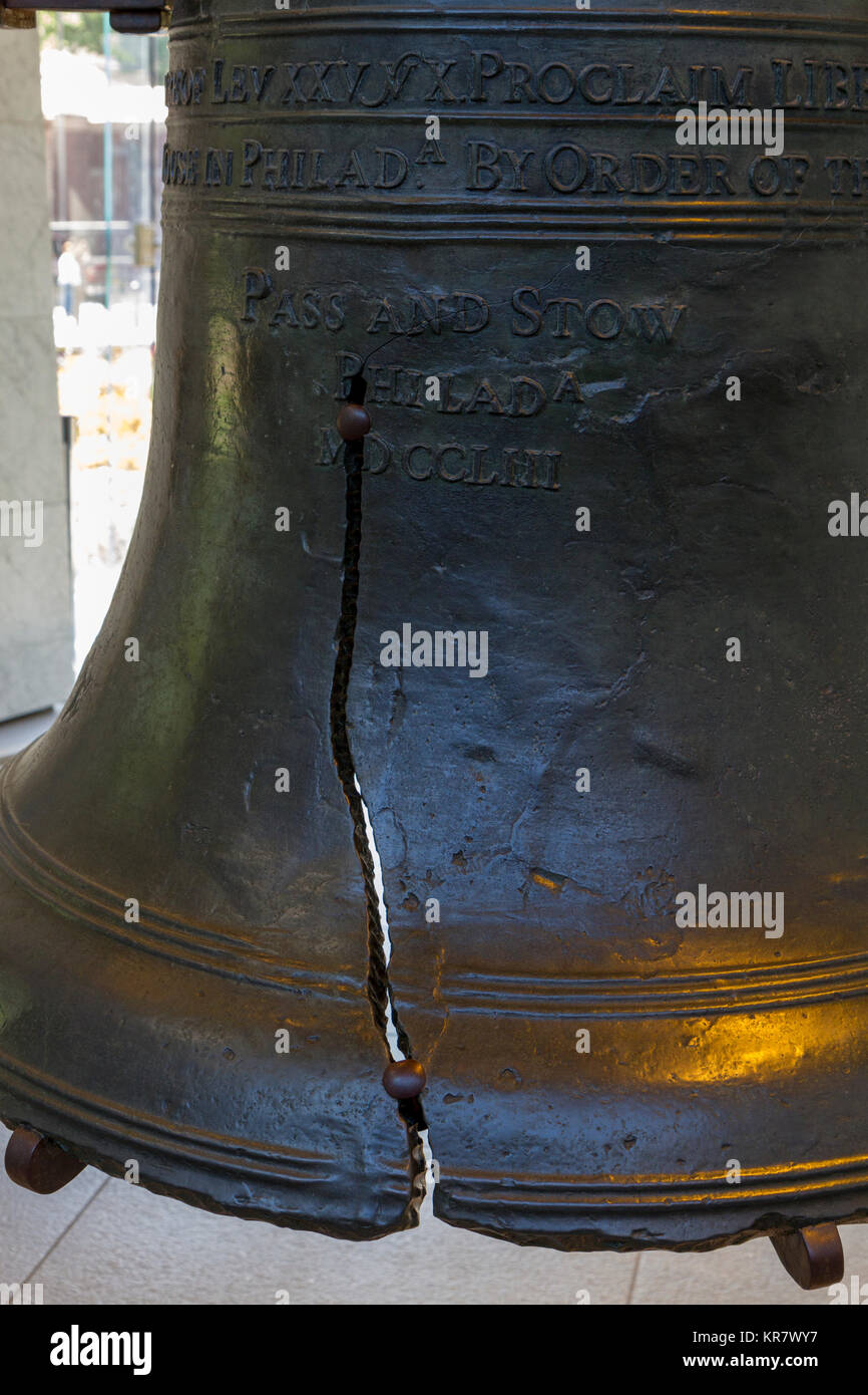 La crepa sul Liberty Bell sul display interno la Liberty Bell, Museo Independence Hall, Philadelphia, Pennsylvania, USA. Foto Stock