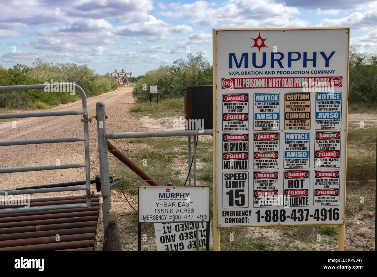 Fowlerton, Texas - un segno elenca tutti gli avvisi il personale deve leggere prima di entrare in un olio di sito di produzione. Foto Stock