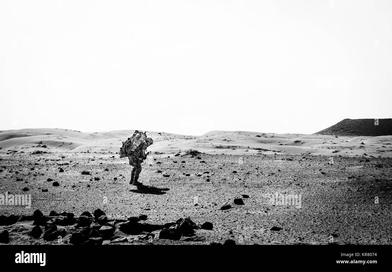 Un soldato di fanteria spiegazzature attraverso una zona isolata vicino a Kandahar, Afghanistan, Marzo 14, 2017. Il soldato era parte di un distacco di sicurezza afghane supporto Tactical Air coordinatori e consulenti dal treno, consulenza, assistenza Command-Air, come parte del sostegno deciso la missione, TAAC AIR funziona in tandem con le loro controparti afghane per favorire i rapporti di lavoro e fortificare la fiducia nella missione. (U.S. Air Force Foto Stock