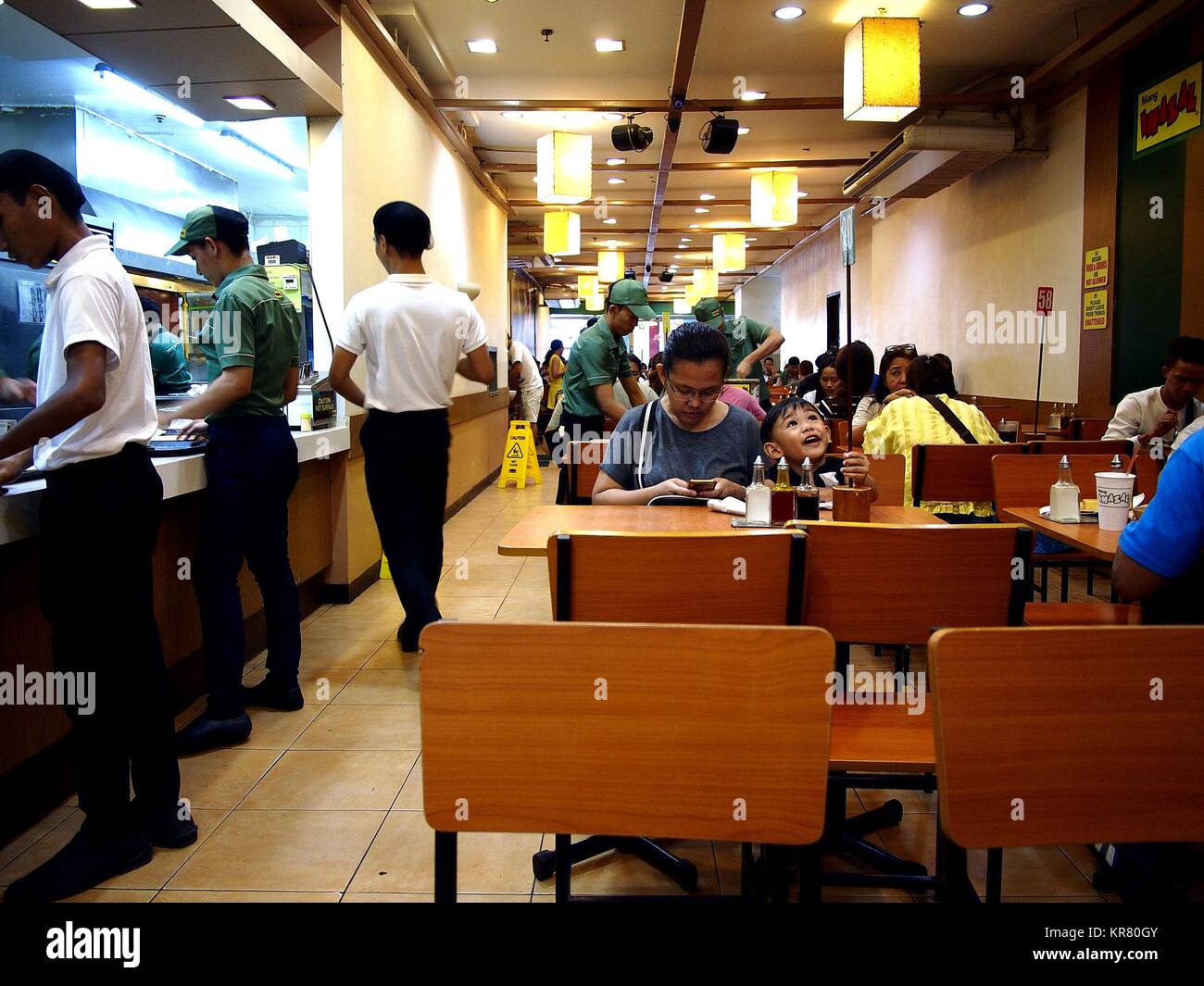 TAYTAY, Rizal, Filippine - 12 dicembre 2017: i clienti e i lavoratori all'interno di un ristorante affollato. Foto Stock