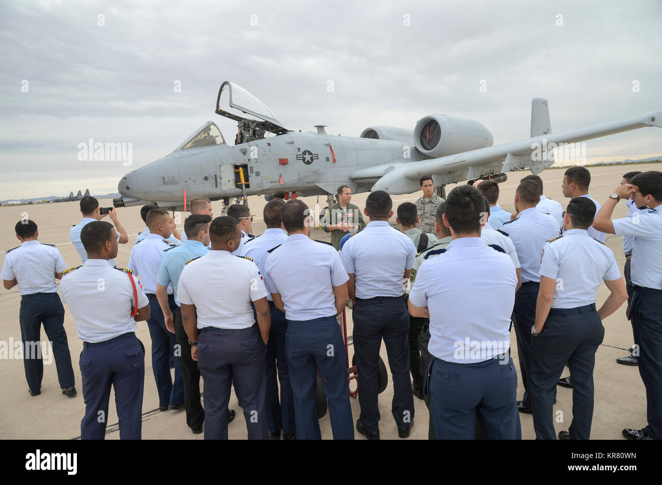 Il tenente colonnello Robert Chinnock, 355a gruppo Operations A-10 pilota, mutandine Latin American cadetti sulla A-10 Thunderbolt II durante il Latino Americano Cadet iniziativa visita a Davis-Monthan Air Force Base, Ariz., nov. 7, 2017. I cadetti sono stati introdotti al XII Air Force (Air Force Southern)'s missione e ha visitato le unità supplementari sulla base di includere, sistema di cooperazione tra le American Air forze (SICOFAA), il 309th Aerospace manutenzione e rigenerazione di gruppo e vide un A-10 Thunderbolt II e HH-60 Pave Hawk fino vicino durante una visualizzazione statica. (U.S. Air Force Foto Stock