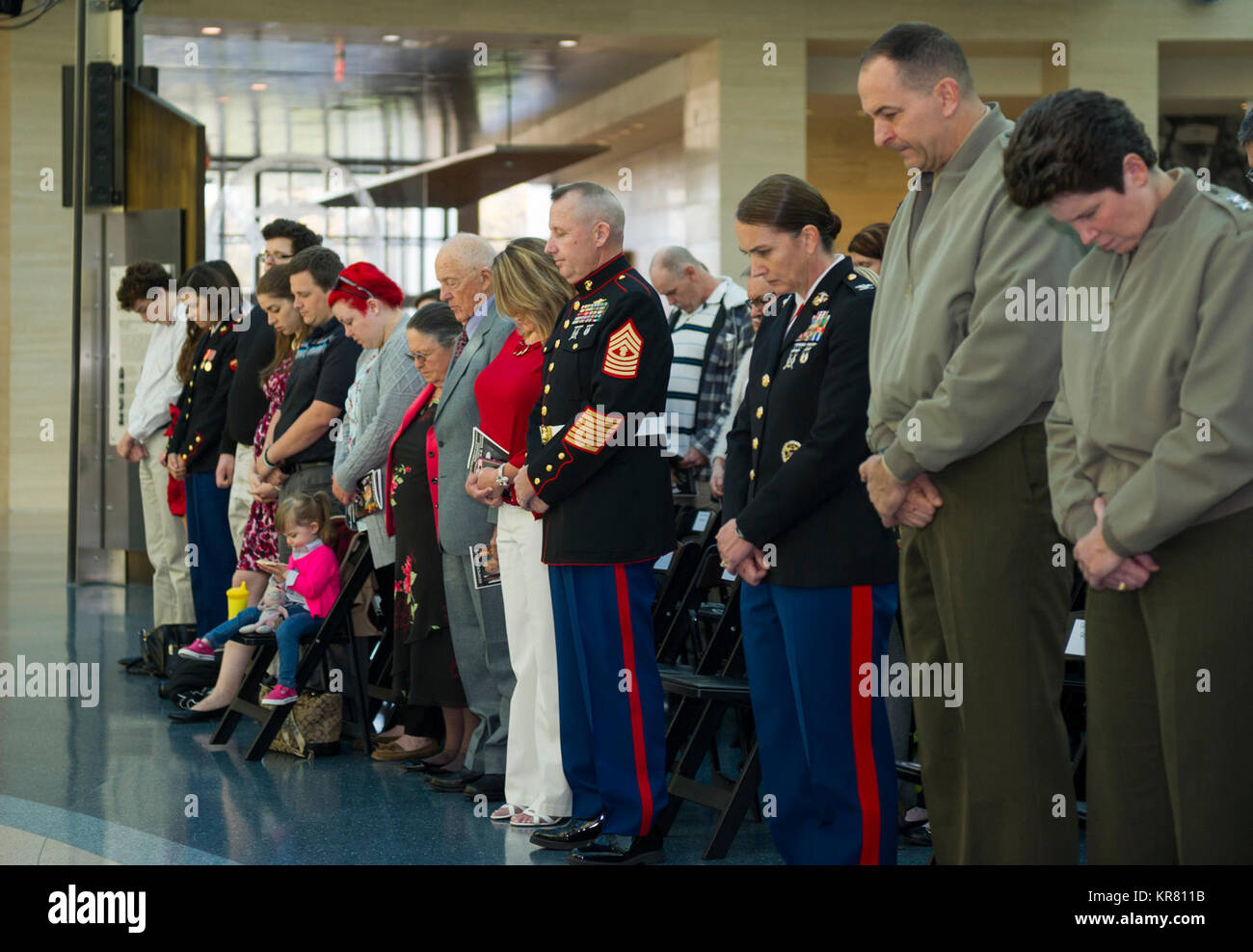 La festa ufficiale bow le loro teste per l invocazione durante una cerimonia di previdenza detenuto PER GLI STATI UNITI Marine Corps Master Gunnery Sgt. Jonathan R. Bianco, arruolati senior advisor, Marine Corps Cyberspace Operations Group, presso il Museo Nazionale del Marine Corps, Triangolo, Virginia, nov. 17, 2017. White ha arruolato nel corpo della marina in 1987 e fedelmente servito per 30 anni. (U.S. Marine Corps Foto Stock