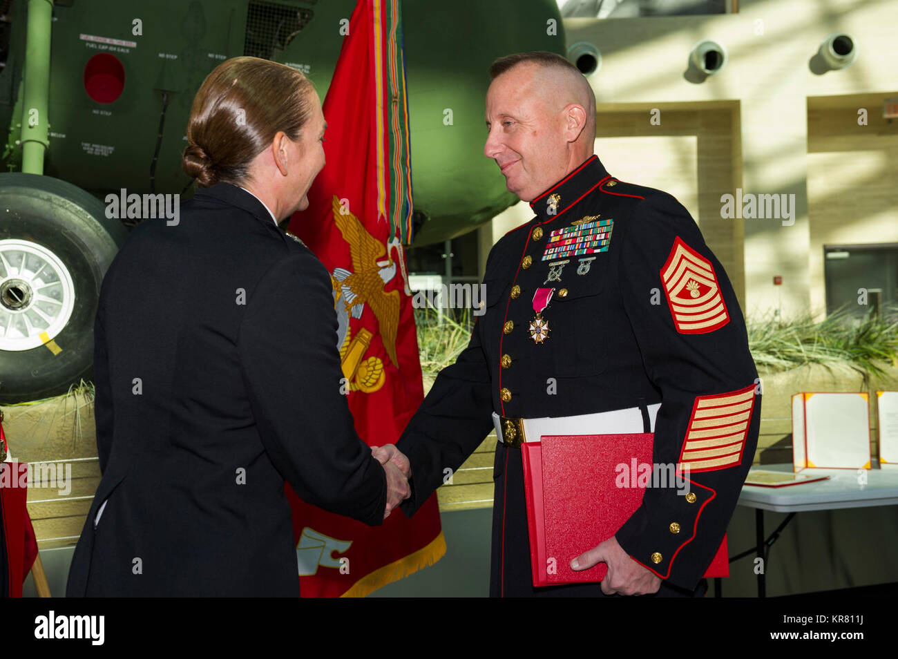 Stati Uniti Marine Corps Master Gunnery Sgt. Jonathan R. Bianco, diritto, arruolati senior advisor, Marine Corps Cyberspace Operations Group (MCCOG), riceve un premio dal Col. Wendy Goyette, comandante, MCCOG, durante la sua cerimonia di pensionamento presso il Museo Nazionale del Marine Corps, Triangolo, Virginia, nov. 17, 2017. White ha arruolato nel corpo della marina in 1987 e fedelmente servito per 30 anni. (U.S. Marine Corps Foto Stock