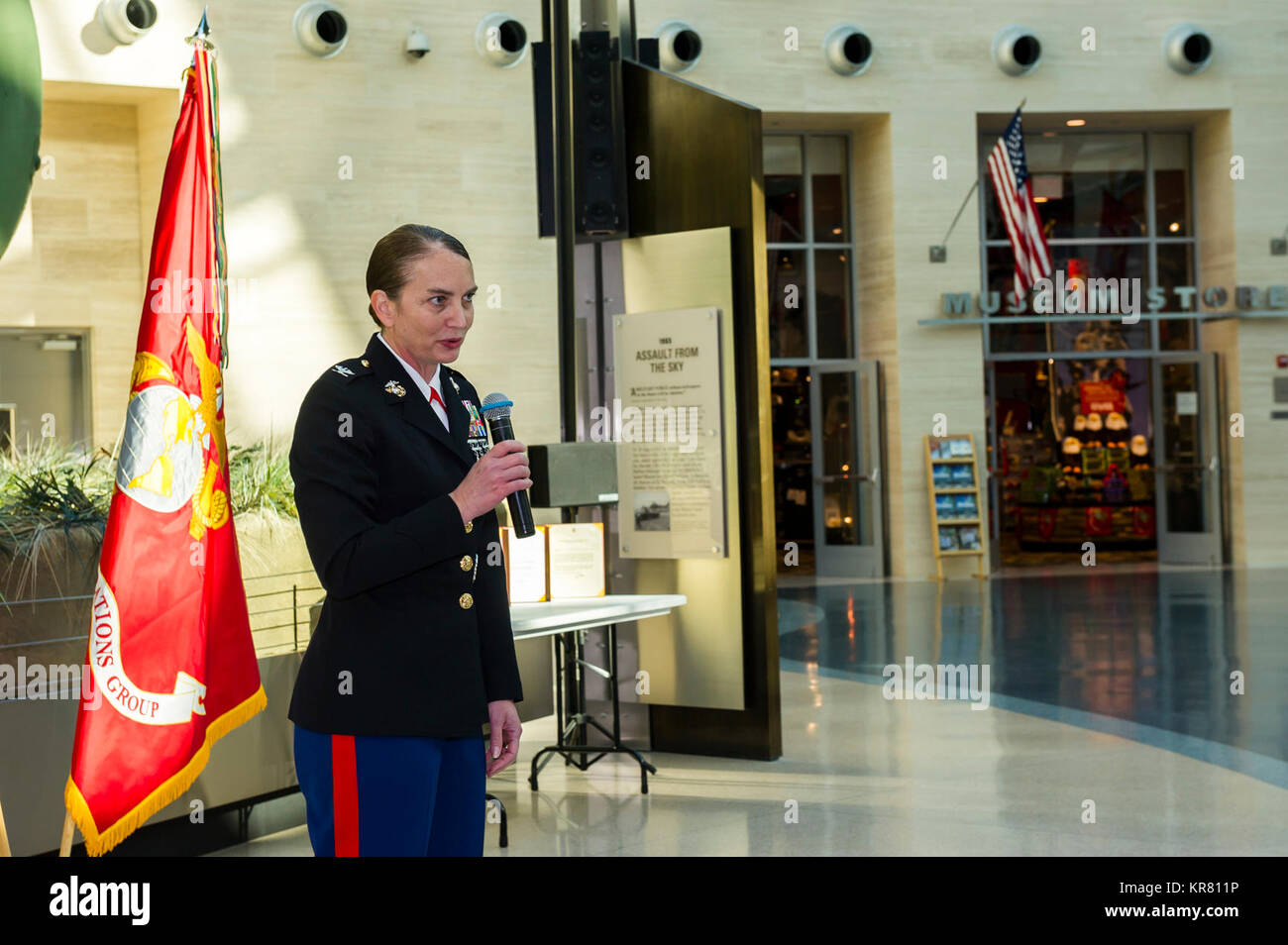 Stati Uniti Marine Corps Col. Wendy Goyette, comandante, Marine Corps Cyberspace Operations Group (MCCOG), parla durante la cerimonia di pensionamento per Master Gunnery Sgt. Jonathan R. Bianco, arruolati senior advisor, MCCOG, presso il Museo Nazionale del Marine Corps, Triangolo, Virginia, nov. 17, 2017. White ha arruolato nel corpo della marina in 1987 e fedelmente servito per 30 anni. (U.S. Marine Corps Foto Stock