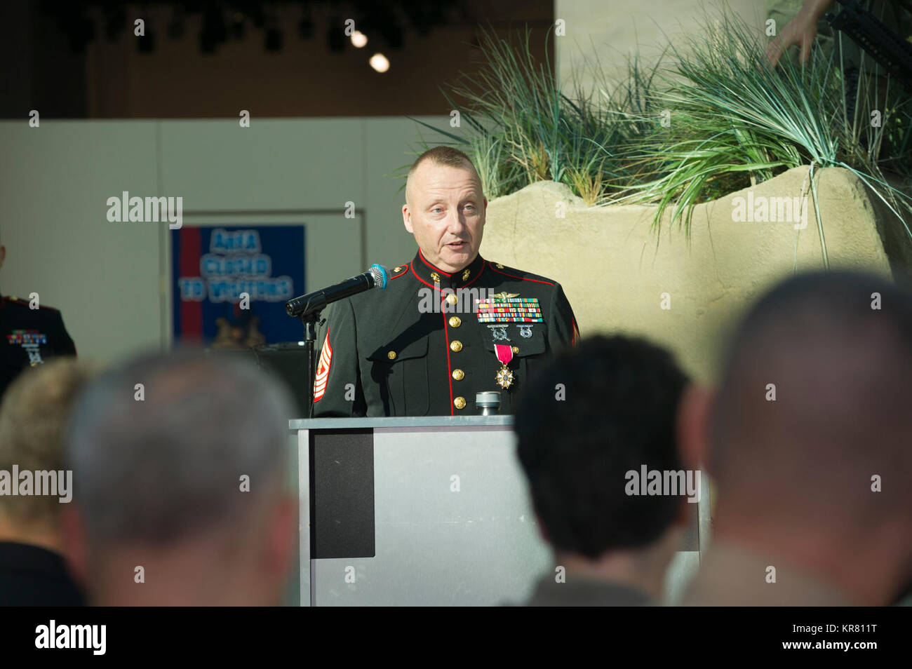 Stati Uniti Marine Corps Master Gunnery Sgt. Jonathan R. Bianco, arruolati senior advisor, Marine Corps Cyberspace Operations Group, parla a famiglia, amici e compagni di Marines durante il suo pensionamento cerimonia presso il Museo Nazionale del Marine Corps, Triangolo, Virginia, nov. 17, 2017. White ha arruolato nel corpo della marina in 1987 e fedelmente servito per 30 anni. (U.S. Marine Corps Foto Stock