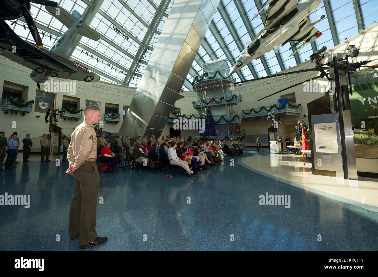 Stati Uniti Marine Corps Master Gunnery Sgt. Jonathan R. Bianco, arruolati senior advisor, Marine Corps Cyberspace Operations Group, parla a famiglia, amici e compagni di Marines durante il suo pensionamento cerimonia presso il Museo Nazionale del Marine Corps, Triangolo, Virginia, nov. 17, 2017. White ha arruolato nel corpo della marina in 1987 e fedelmente servito per 30 anni. (U.S. Marine Corps Foto Stock