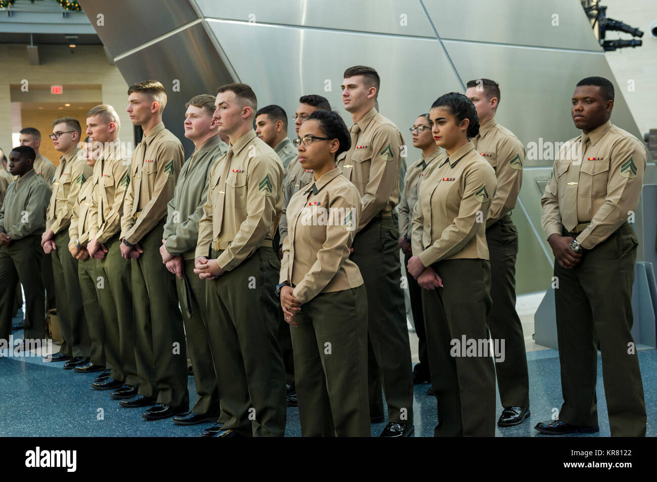 Stati Uniti Marines ascoltare come Master Gunnery Sgt. Jonathan R. Bianco, arruolati senior advisor, Marine Corps Cyberspace Operations Group, parla durante la sua pensione cerimonia presso il Museo Nazionale del Marine Corps, Triangolo, Virginia, nov. 17, 2017. White ha arruolato nel corpo della marina in 1987 e fedelmente servito per 30 anni. (U.S. Marine Corps Foto Stock