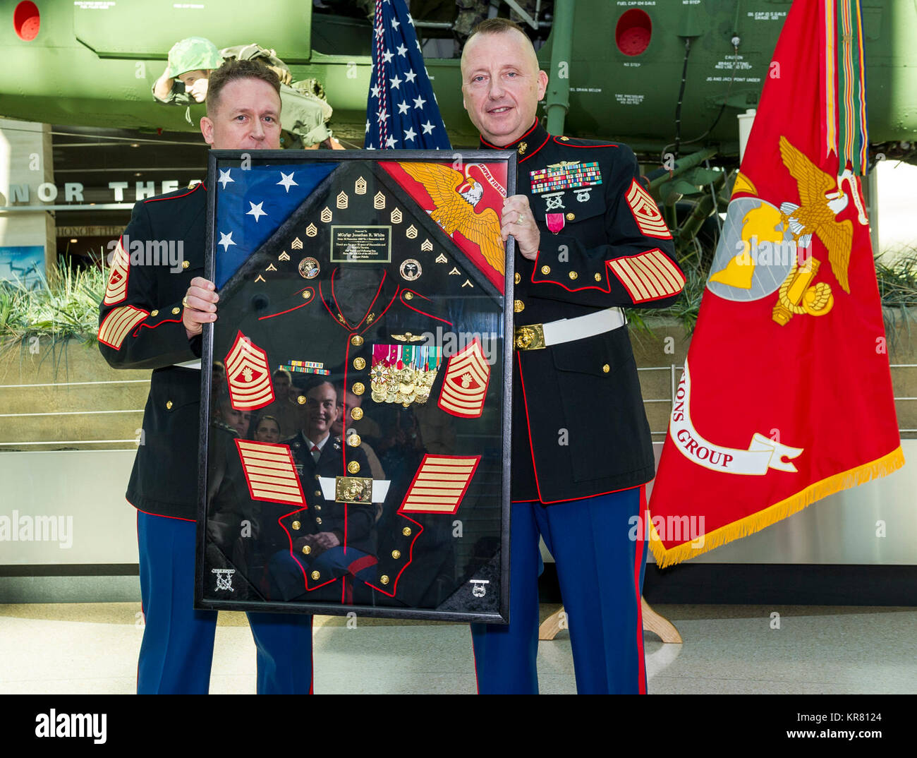 Stati Uniti Marine Corps Master Gunnery Sgt. Jonathan R. Bianco, diritto, arruolati senior advisor, Marine Corps Cyberspace Operations Group, è presentato con un regalo durante il suo pensionamento cerimonia presso il Museo Nazionale del Marine Corps, Triangolo, Virginia, nov. 17, 2017. White ha arruolato nel corpo della marina in 1987 e fedelmente servito per 30 anni. (U.S. Marine Corps Foto Stock