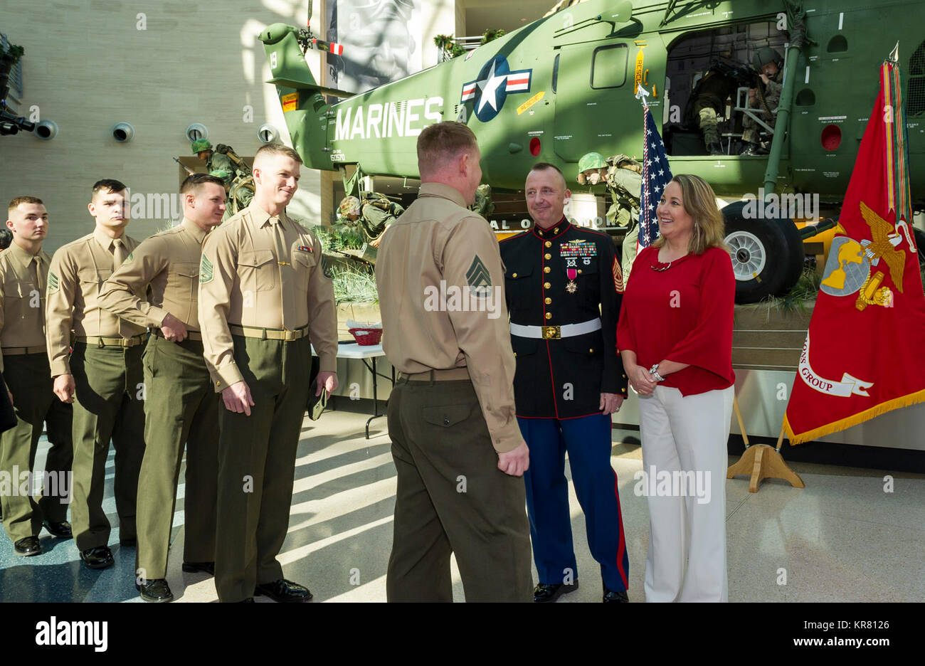 Stati Uniti Marine Corps Master Gunnery Sgt. Jonathan R. Bianco, arruolati senior advisor, Marine Corps Cyberspace Operations Group, e sua moglie Rebecca, si congratula con gli amici e i colleghi, dopo il suo pensionamento cerimonia presso il Museo Nazionale del Marine Corps, Triangolo, Virginia, nov. 17, 2017. White ha arruolato nel corpo della marina in 1987 e fedelmente servito per 30 anni. (U.S. Marine Corps Foto Stock