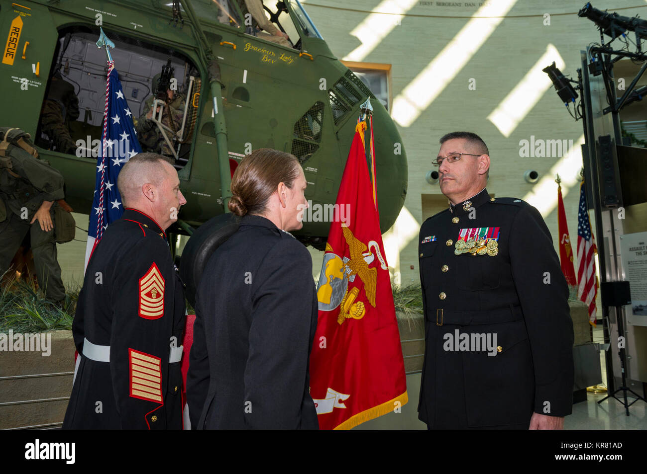 Stati Uniti Marine Corps Lt. Col. Giuseppe Uchytil, delegato, Marine Corps Cyberspace Operations Group, è andato in pensione nel corso di una cerimonia presso il Museo Nazionale del Marine Corps, Triangolo, Virginia, dal 1 dicembre 2017. Uchytil arruolato nel corpo della marina in 1992, ha ricevuto la sua ufficiale la messa in servizio nel 1997, e ha servito fedelmente per 26 anni. (U.S. Marine Corps Foto Stock
