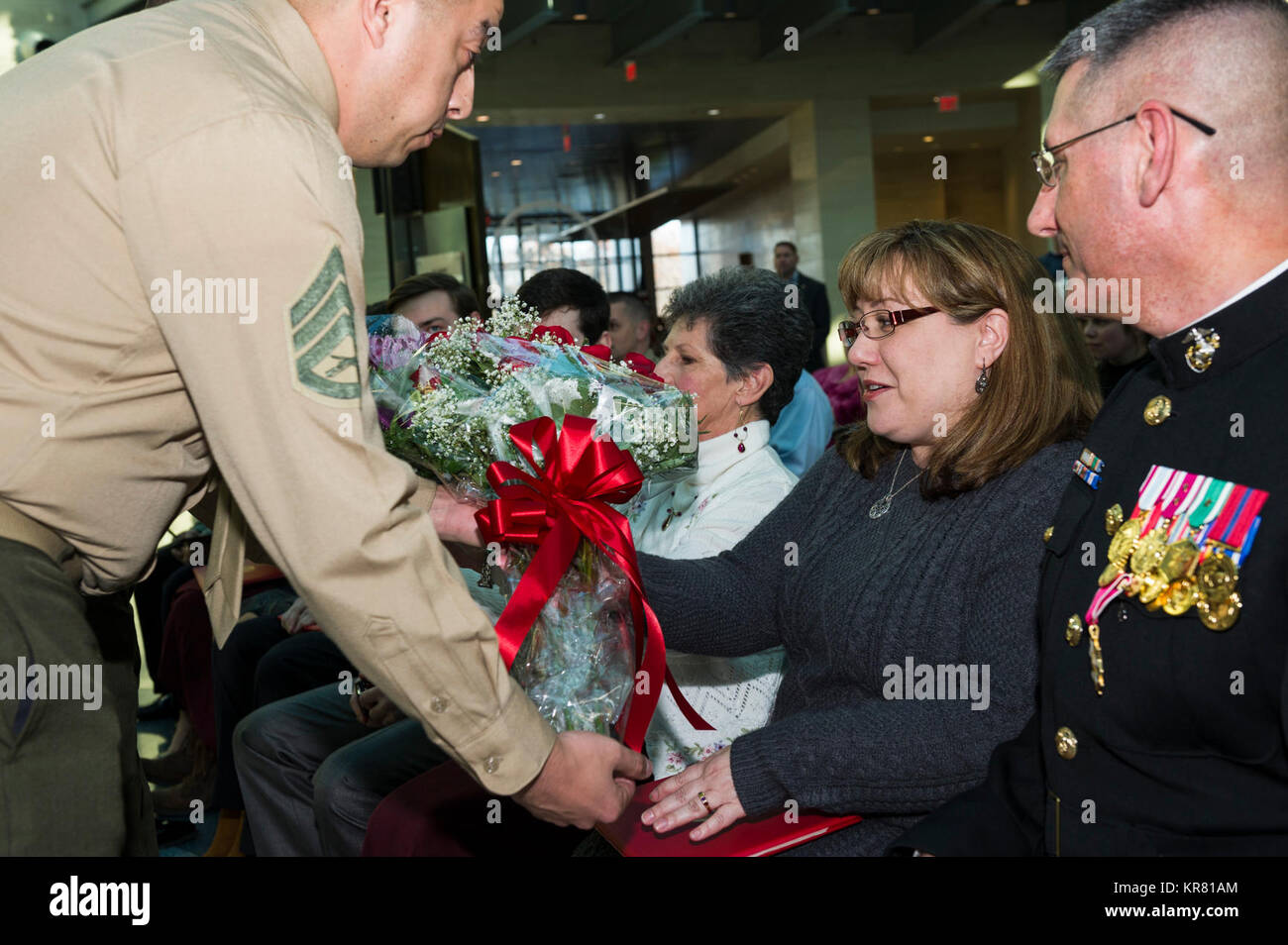 I fiori sono presentati alla famiglia degli STATI UNITI Marine Corps Lt. Col. Giuseppe Uchytil, delegato, Marine Corps Cyberspace Operations Group, durante la sua cerimonia di pensionamento presso il Museo Nazionale del Marine Corps, Triangolo, Virginia, dal 1 dicembre 2017. Uchytil arruolato nel corpo della marina in 1992, ha ricevuto la sua ufficiale la messa in servizio nel 1997, e ha servito fedelmente per 26 anni. (U.S. Marine Corps Foto Stock
