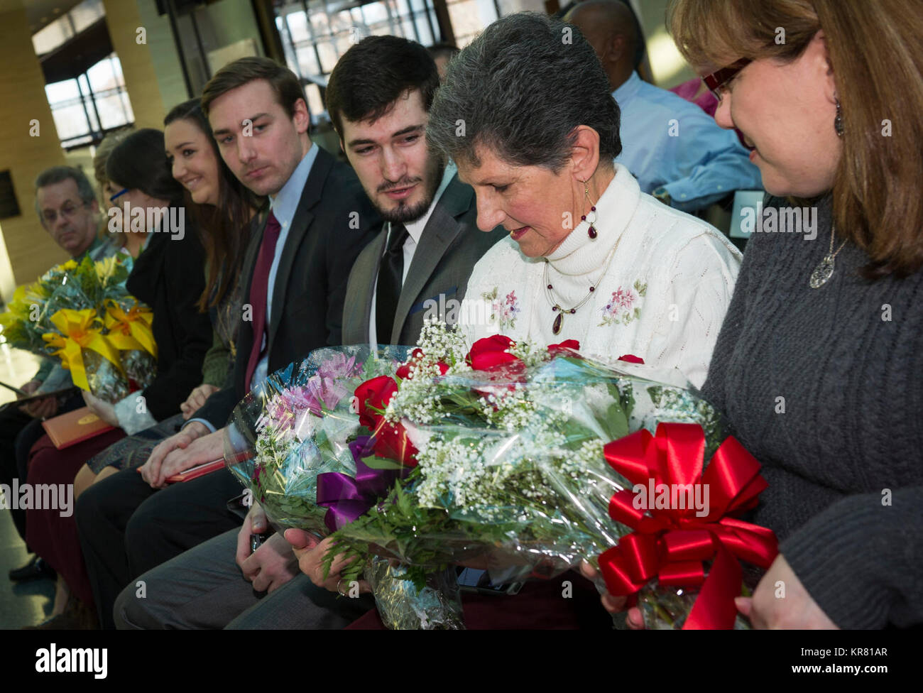 I fiori sono presentati alla famiglia degli STATI UNITI Marine Corps Lt. Col. Giuseppe Uchytil, delegato, Marine Corps Cyberspace Operations Group, durante la sua cerimonia di pensionamento presso il Museo Nazionale del Marine Corps, Triangolo, Virginia, dal 1 dicembre 2017. Uchytil arruolato nel corpo della marina in 1992, ha ricevuto la sua ufficiale la messa in servizio nel 1997, e ha servito fedelmente per 26 anni. (U.S. Marine Corps Foto Stock