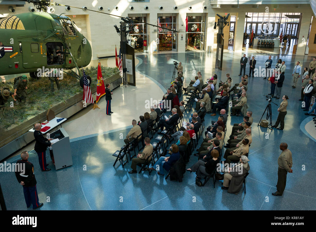 Stati Uniti Marine Corps Col. Wendy Goyette, comandante, Marine Corps Cyberspace Operations Group (MCCOG), parla durante la cerimonia di pensionamento per Lt. Col. Giuseppe Uchytil, delegato, MCCOG, presso il Museo Nazionale del Marine Corps, Triangolo, Virginia, dal 1 dicembre 2017. Uchytil arruolato nel corpo della marina in 1992, ha ricevuto la sua ufficiale la messa in servizio nel 1997, e ha servito fedelmente per 26 anni. (U.S. Marine Corps Foto Stock