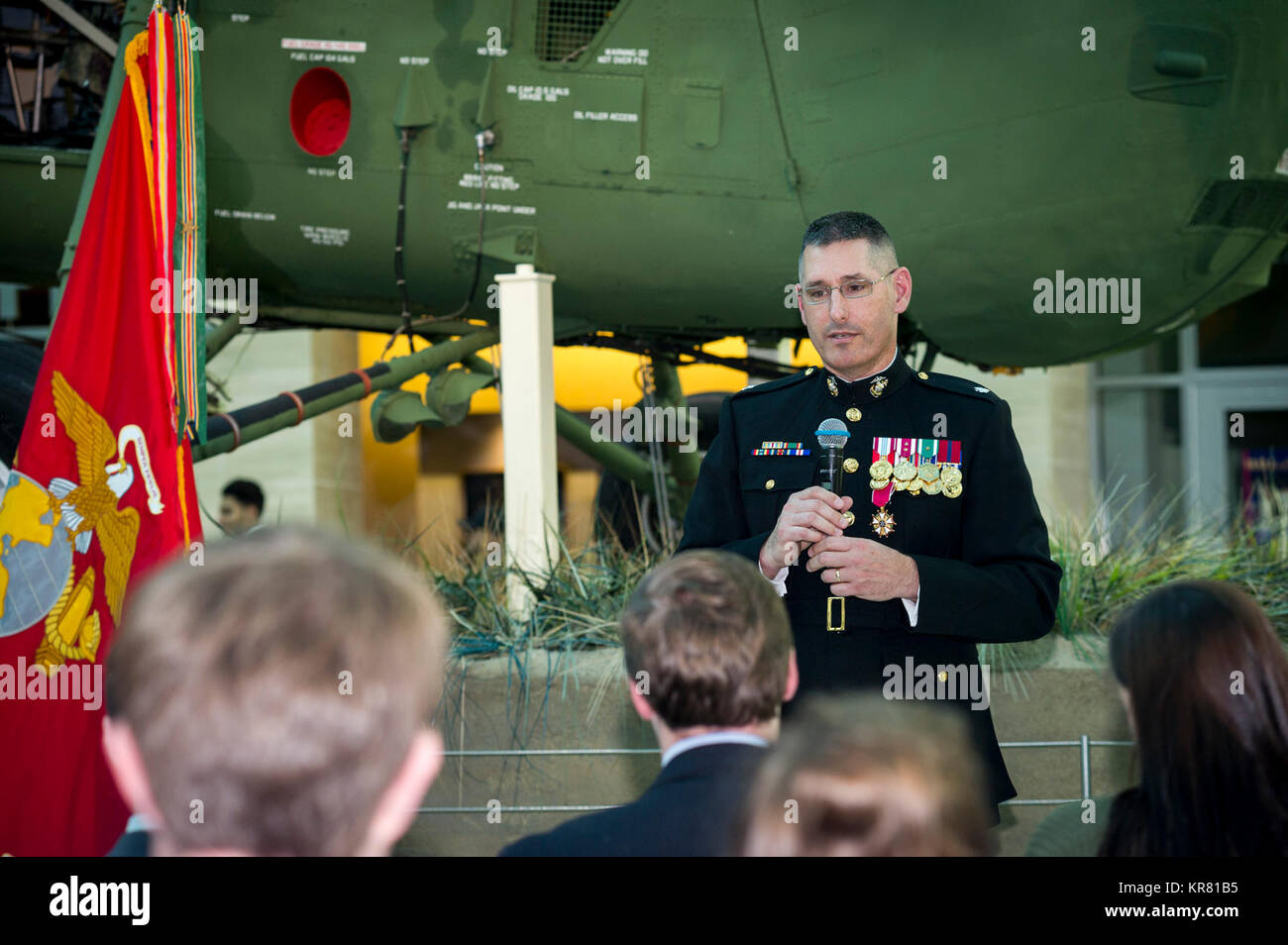 Stati Uniti Marine Corps Lt. Col. Giuseppe Uchytil, delegato, Marine Corps Cyberspace Operations Group, parla alla sua famiglia durante la sua pensione cerimonia presso il Museo Nazionale del Marine Corps, Triangolo, Virginia, dal 1 dicembre 2017. Uchytil arruolato nel corpo della marina in 1992, ha ricevuto la sua ufficiale la messa in servizio nel 1997, e ha servito fedelmente per 26 anni. (U.S. Marine Corps Foto Stock