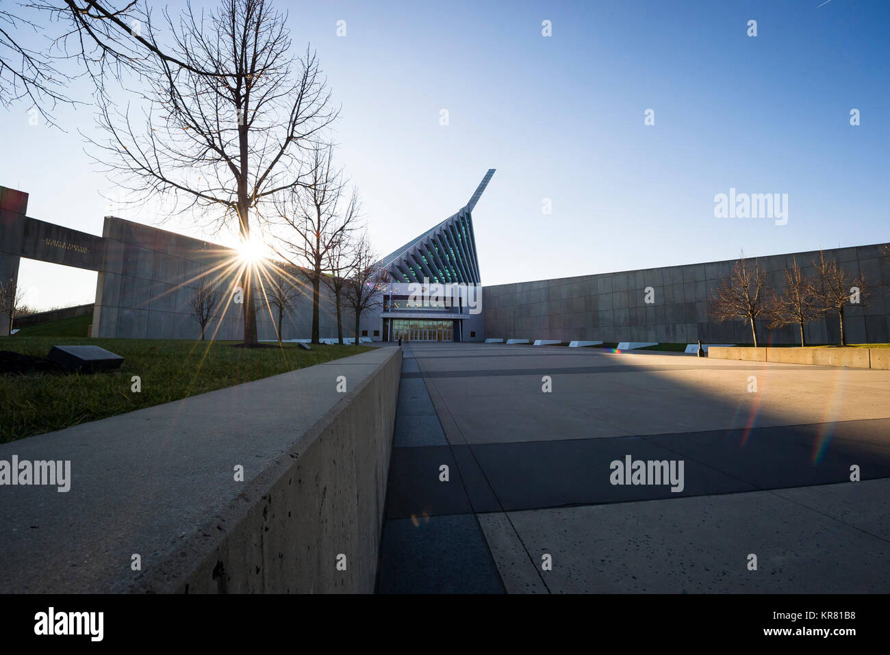 Il Museo Nazionale del Marine Corps (NMMC) è il sito per molte Marine Corps cerimonie di pensionamento e si trova nel triangolo, Va., Dicembre 1, 2017. Il NMMC era dedicato e aperto al pubblico nel mese di novembre 2006, fornisce oltre 237 anni di Marine Corps storia ed è visitato da oltre 500.000 persone all'anno. (U.S. Marine Corps Foto Stock