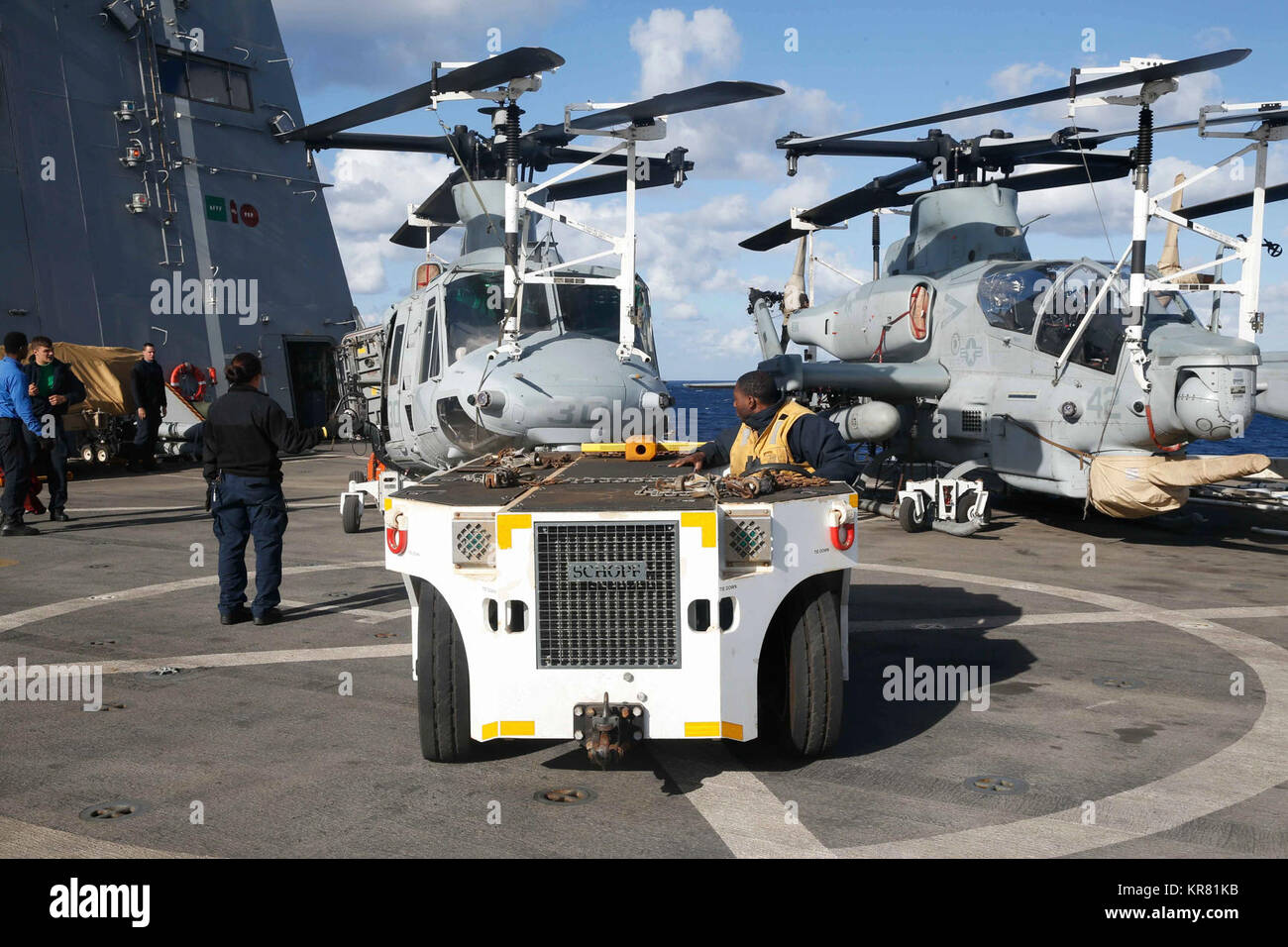 Mare Mediterraneo (dec. n. 5, 2017) - i marinai a bordo della San Antonio-classe di trasporto anfibio dock nave USS San Diego (LPD 22) riorganizzare gli aeromobili per operazioni di volo nel Dicembre 5, 2017. USS San Diego è distribuito con l'America anfibio gruppo pronto e il XV MEU per supportare le operazioni di sicurezza marittima e di teatro la cooperazione in materia di sicurezza gli sforzi negli Stati Uniti Sesta flotta area di operazioni.(STATI UNITI Marine Corps Foto Stock