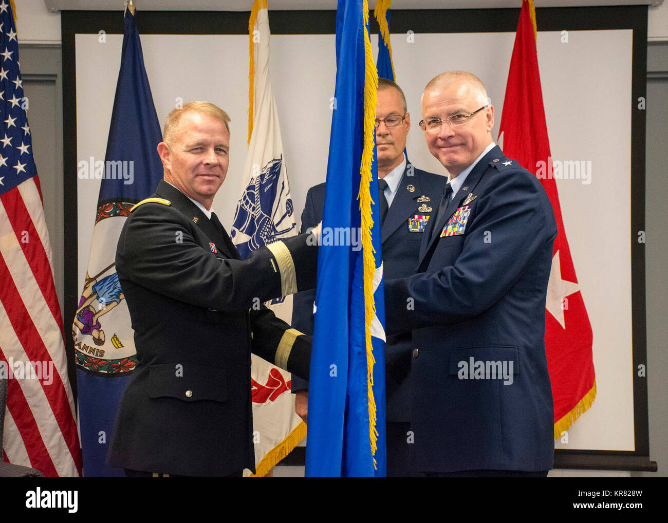 Esercito il Mag. Gen. Timothy P. Williams, Aiutante Generale della Virginia, presenta una stella a bandiera di recente promosso Air Force Brig. Gen. Marshall L. Kjelvik, 7 dicembre, 2017, a forza congiunta Headquarters-Virginia in Sandston, Virginia. Kjelvik è stato promosso prima della sua assunzione di comando come il Virginia Guardia Nazionale componente aria Commander. (U.S. Air National Guard Foto Stock