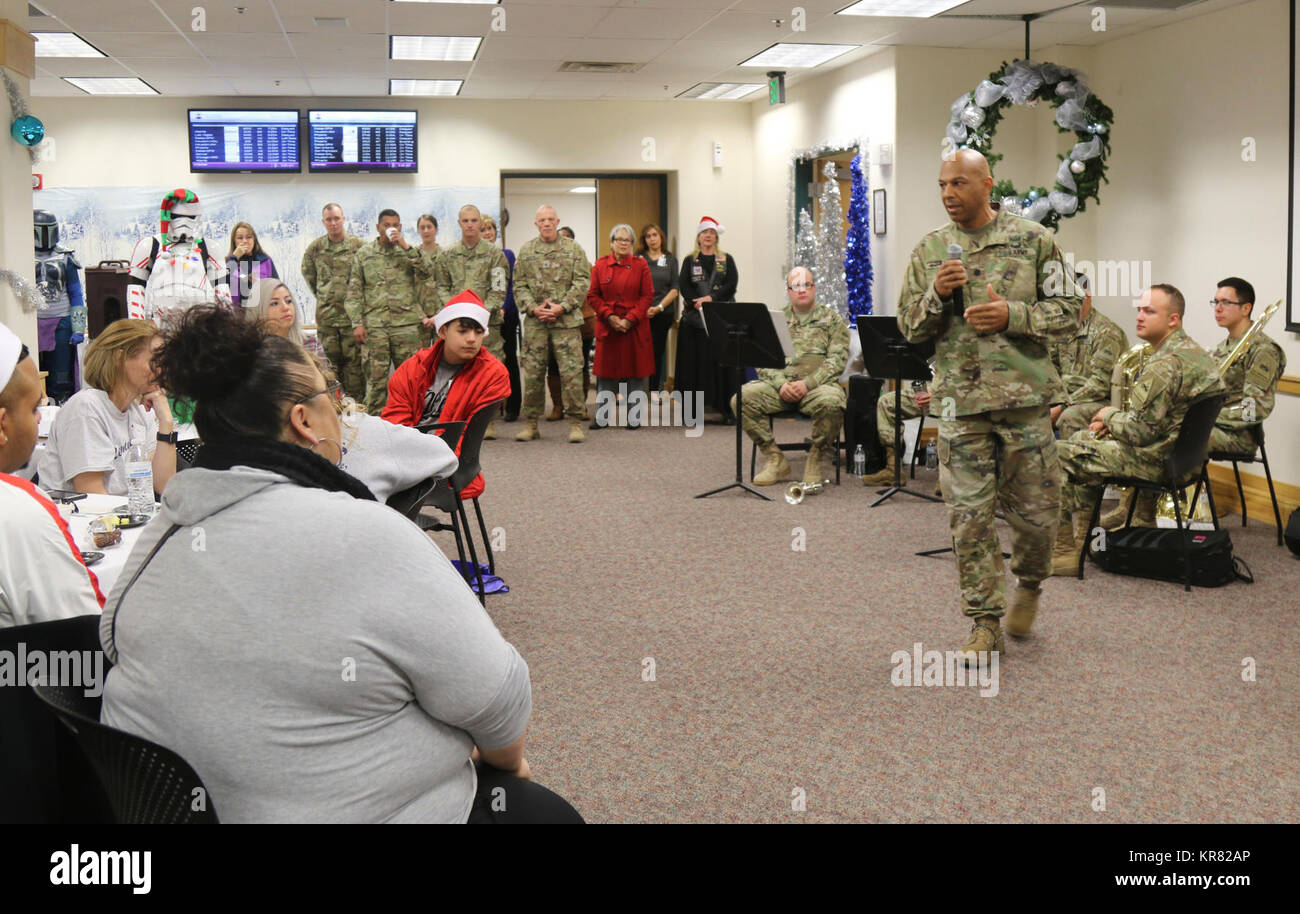 Lt. Col. Paul Stewart, il delegato per il Fort Bliss garrison, ha espresso la sua gratitudine ai membri della famiglia che hanno frequentato la palla di neve Express per il loro servizio e sacrificio. Stella d'oro le famiglie di Fort Bliss e le aree circostanti si sono incontrati presso l'Aeroporto Internazionale di El Paso in preparazione per i loro voli American Airlines a bordo Snowball Express a Dallas, Texas, sabato. Foto Stock