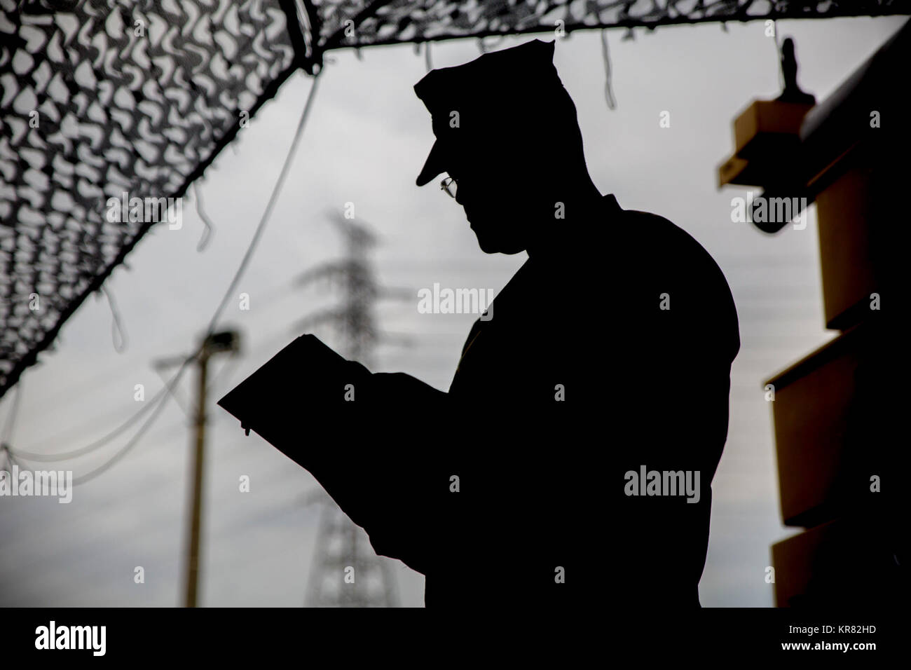 Un servizio di ristorazione valutatore inscrive note durante la magg. Gen. William Pendleton Thompson Hill Award Concorso a Camp Foster, Okinawa, in Giappone, 8 dicembre 2017. Marines con Marine Wing Support Squadron 172, hanno gareggiato per guadagnare il titolo di "Miglior Campo Mess' per la regione Asia Pacifico. Fondata nel 1985, la collina W.P.T award è stato creato per premiare la qualità elevata del servizio alimentare identificando le migliori sale mensa e pasticci di campo in tutta la Marine Corps e incoraggiare un impegno per l'eccellenza attraverso la concorrenza. MWSS-172 è attaccato alle Marine Aircraft Group 36, primo velivolo marino ala. (U.S. M Foto Stock