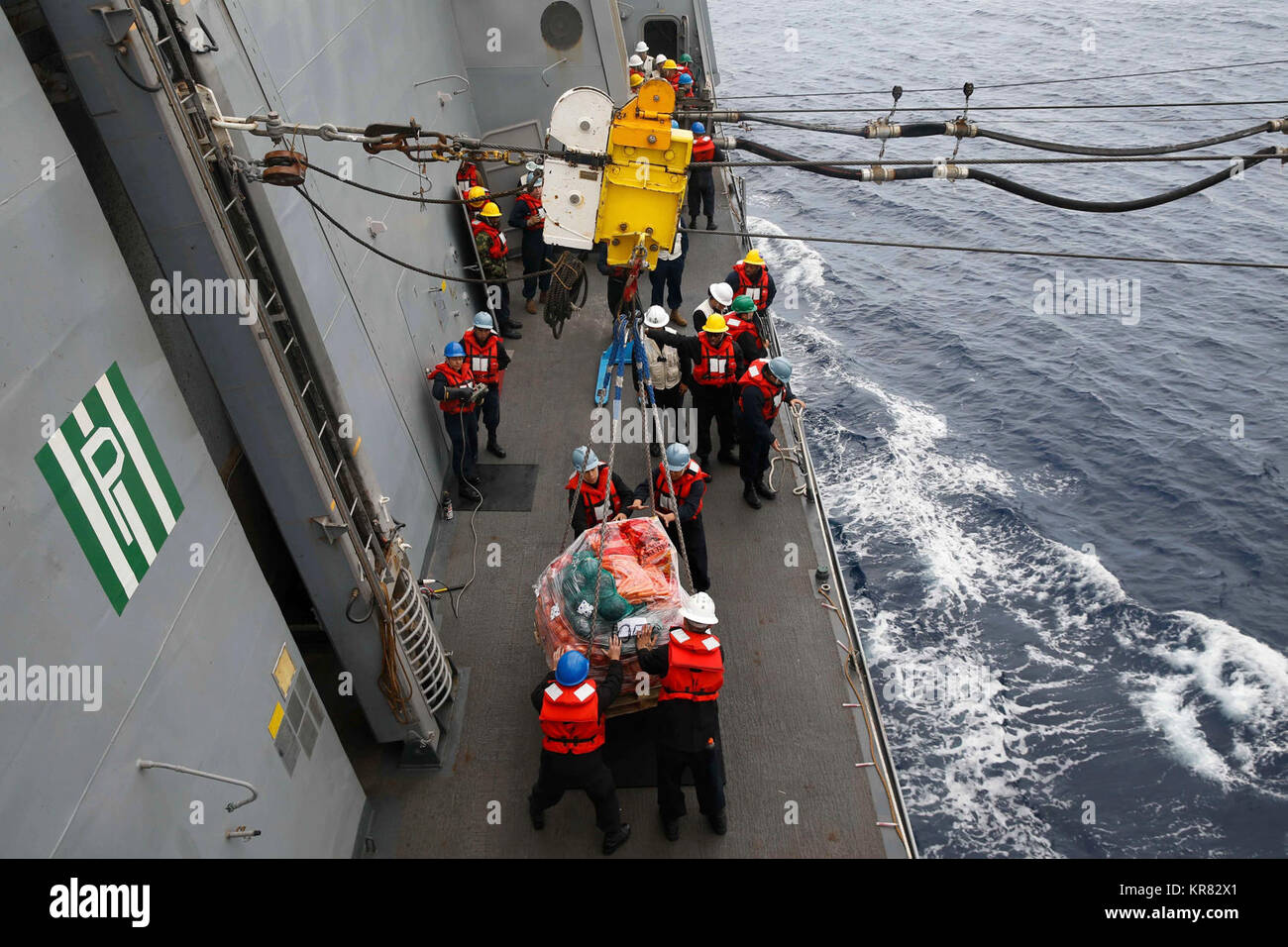 Mare Mediterraneo (dec. n. 10, 2017) - i marinai a bordo della San Antonio-classe di trasporto anfibio dock nave USS San Diego (LPD 22) sganciare i pallet tramite cavo di alimentazione sistema durante un rifornimento in mare, Dic 10, 2017. USS San Diego è distribuito con l'America anfibio gruppo pronto e il XV MEU per supportare le operazioni di sicurezza marittima e di teatro la cooperazione in materia di sicurezza gli sforzi negli Stati Uniti Sesta flotta area di operazioni.(STATI UNITI Marine Corps Foto Stock