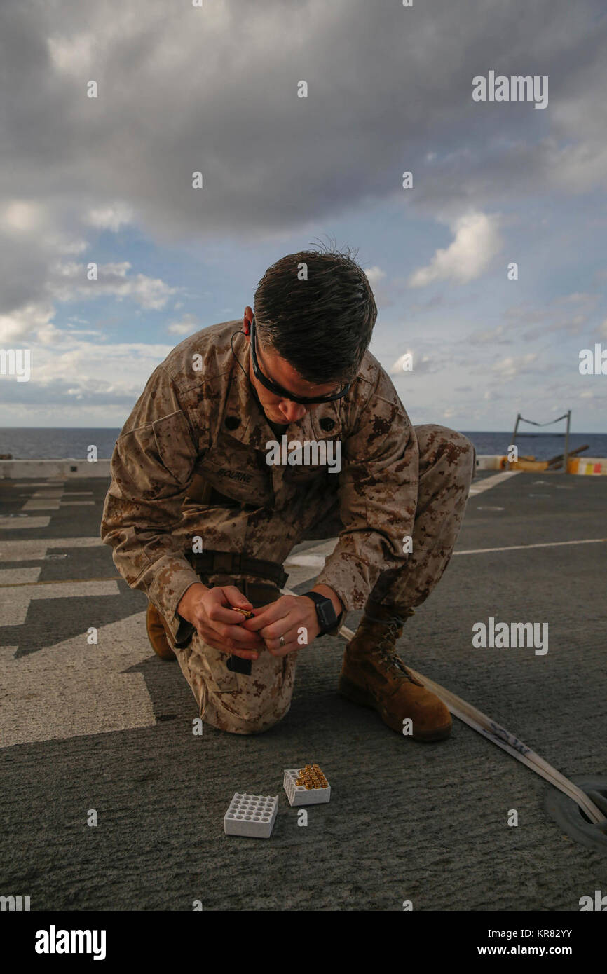 Mare Mediterraneo (dec. n. 10, 2017) - Staff Sgt. Charles Bourne, assegnato al XV Marine Expeditionary Unit (MEU) Combattere Cargo, carichi di un caricatore per pistola durante una piccola pistola armi sparare a bordo della San Antonio-classe di trasporto anfibio dock nave USS San Diego (LPD 22), Dicembre 10, 2017. Pistola di formazione garantisce Marines e marinai di rimanere efficienti e pronta come una crisi di forza di emergenza. San Diego è distribuito con l'America anfibio gruppo pronto e il XV MEU per supportare le operazioni di sicurezza marittima e di teatro la cooperazione in materia di sicurezza gli sforzi negli Stati Uniti Sesta flotta area di operazioni. (U.S. Marine Cor Foto Stock