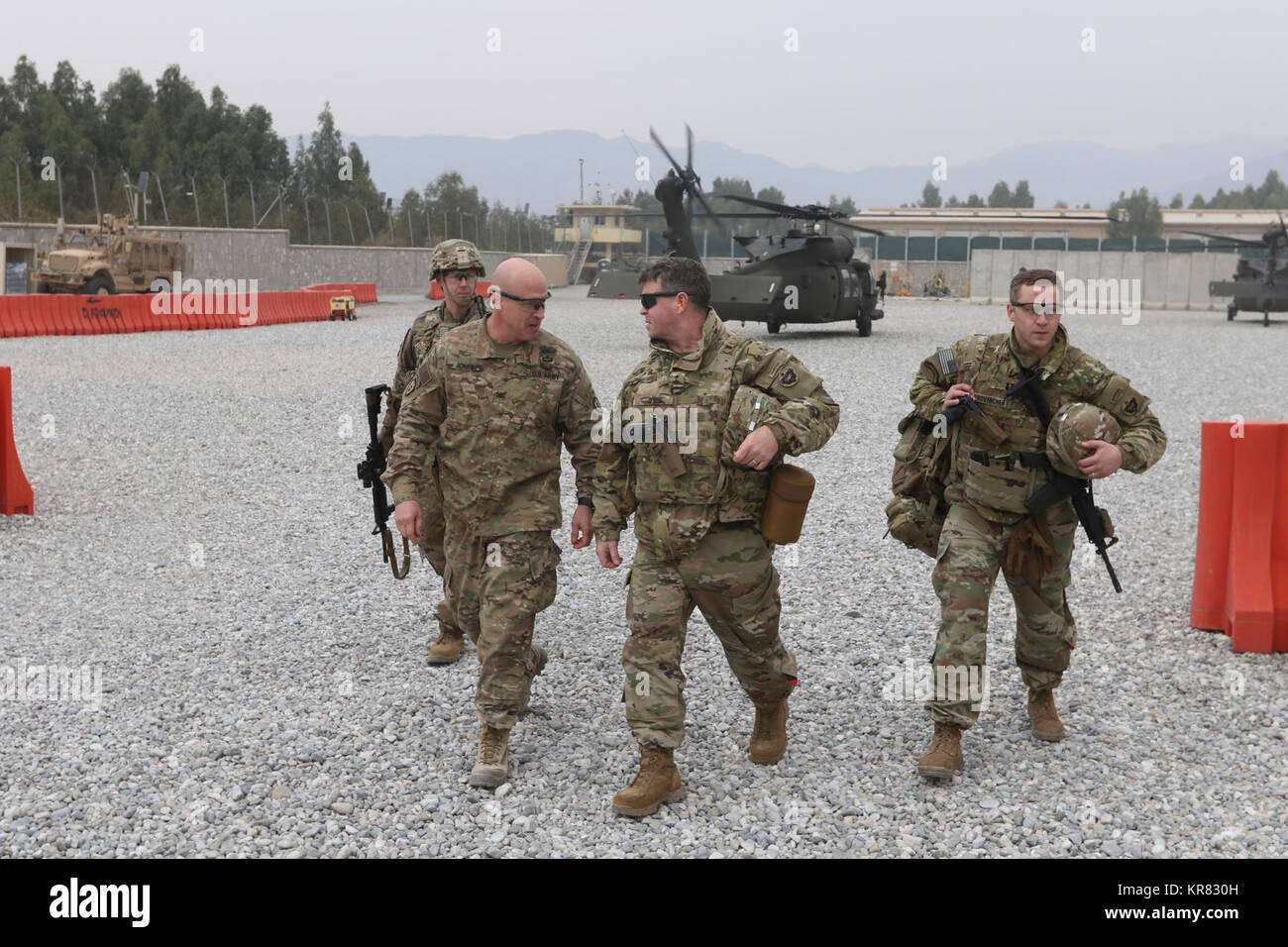 TB di gamberi, Afghanistan - MG Mark O'Neill ha condotto un campo di battaglia pratica e ha visitato la Brigata Spartan a TB di gamberi per controllare sui soldati. Foto Stock