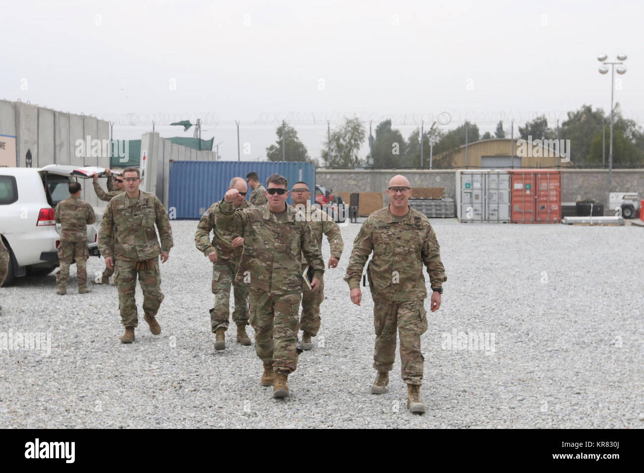 TB di gamberi, Afghanistan - MG Mark O'Neill ha condotto un campo di battaglia pratica e ha visitato la Brigata Spartan a TB di gamberi per controllare sui soldati. Foto Stock