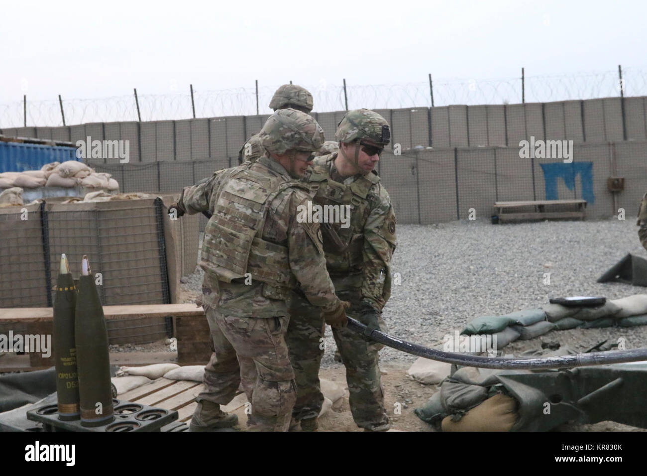 TB di gamberi, Afghanistan - MG Mark O'Neill ha condotto un campo di battaglia pratica e ha visitato la Brigata Spartan a TB di gamberi per controllare sui soldati. Foto Stock