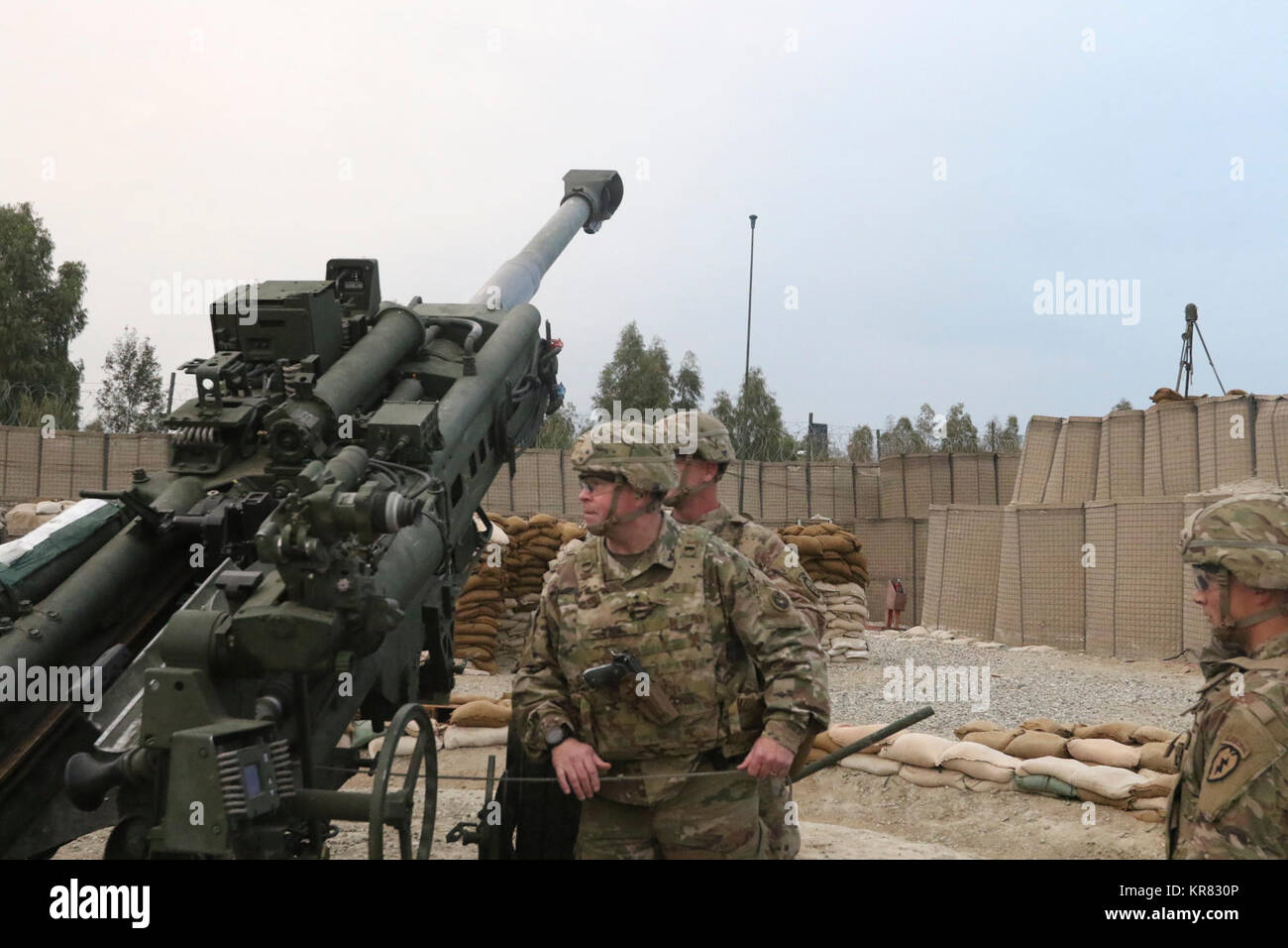 TB di gamberi, Afghanistan - MG Mark O'Neill ha condotto un campo di battaglia pratica e ha visitato la Brigata Spartan a TB di gamberi per controllare sui soldati. Foto Stock
