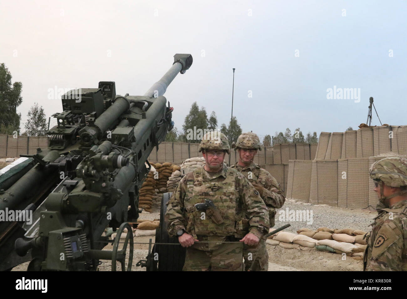 TB di gamberi, Afghanistan - MG Mark O'Neill ha condotto un campo di battaglia pratica e ha visitato la Brigata Spartan a TB di gamberi per controllare sui soldati. Foto Stock