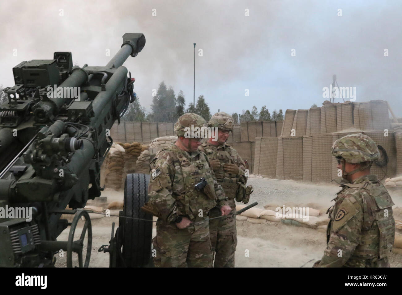 TB di gamberi, Afghanistan - MG Mark O'Neill ha condotto un campo di battaglia pratica e ha visitato la Brigata Spartan a TB di gamberi per controllare sui soldati. Foto Stock