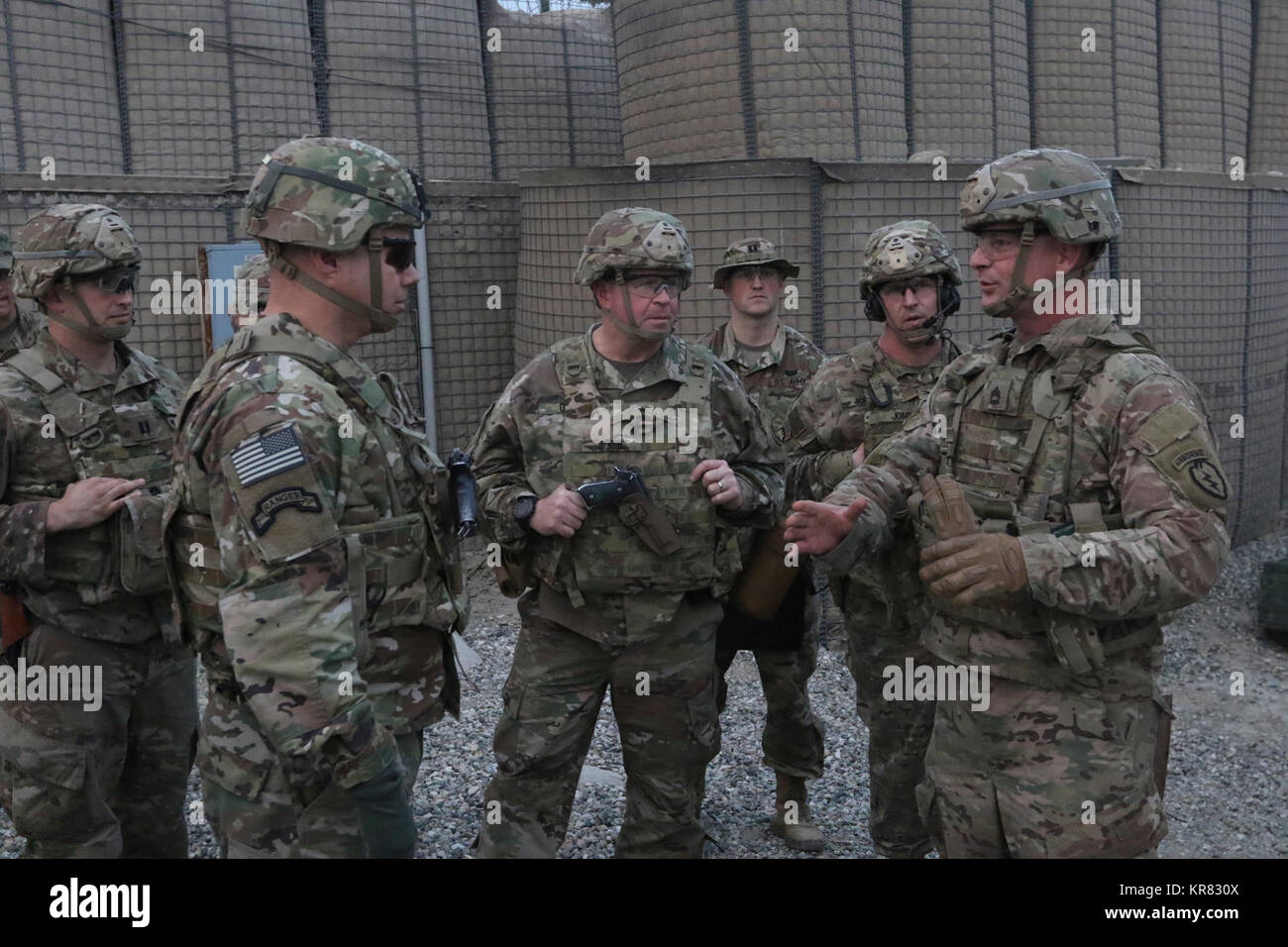 TB di gamberi, Afghanistan - MG Mark O'Neill ha condotto un campo di battaglia pratica e ha visitato la Brigata Spartan a TB di gamberi per controllare sui soldati. Foto Stock