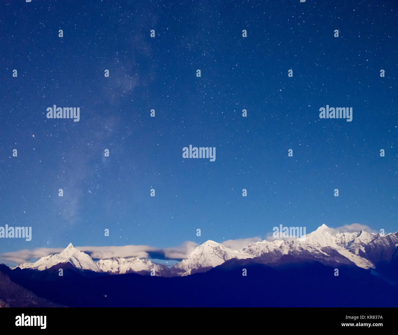 Meili Snow Mountain e le stelle,nella provincia dello Yunnan,Cina Foto Stock