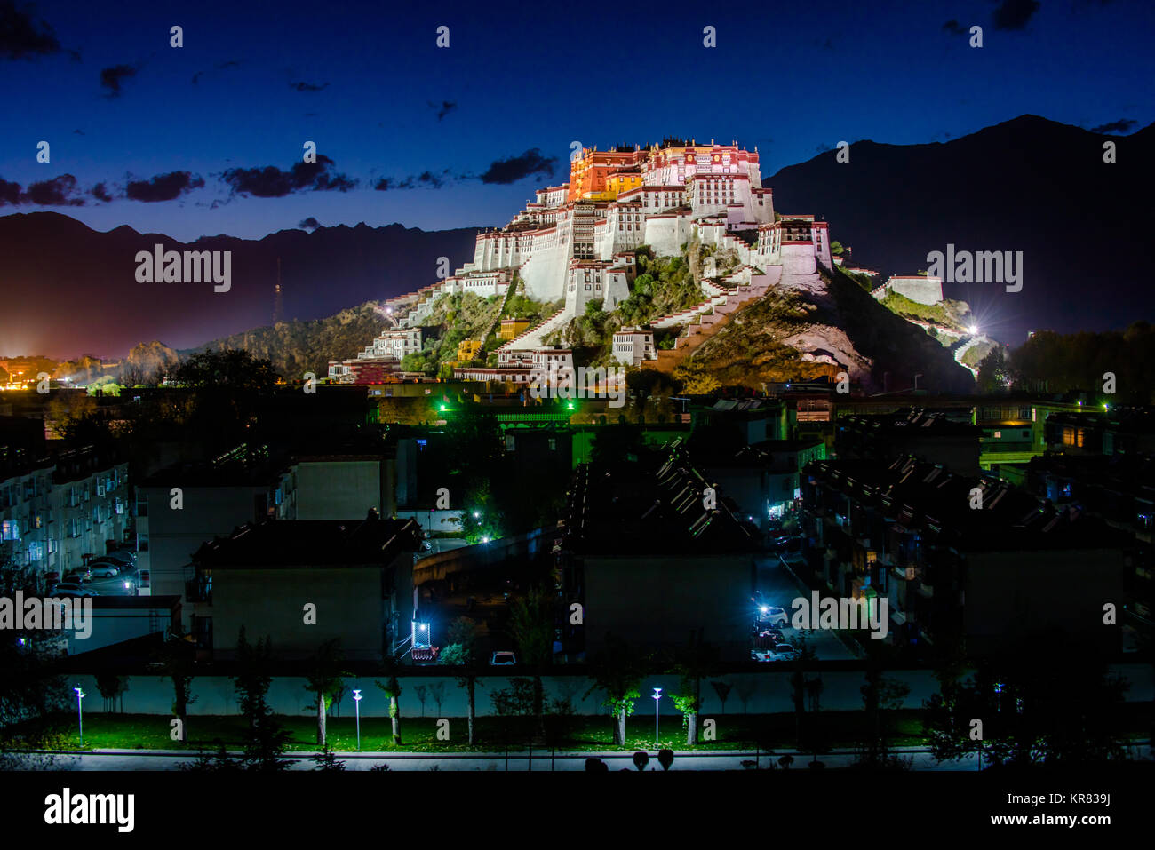 Vista notturna del palazzo del Potala a Lhasa, in Tibet Foto Stock