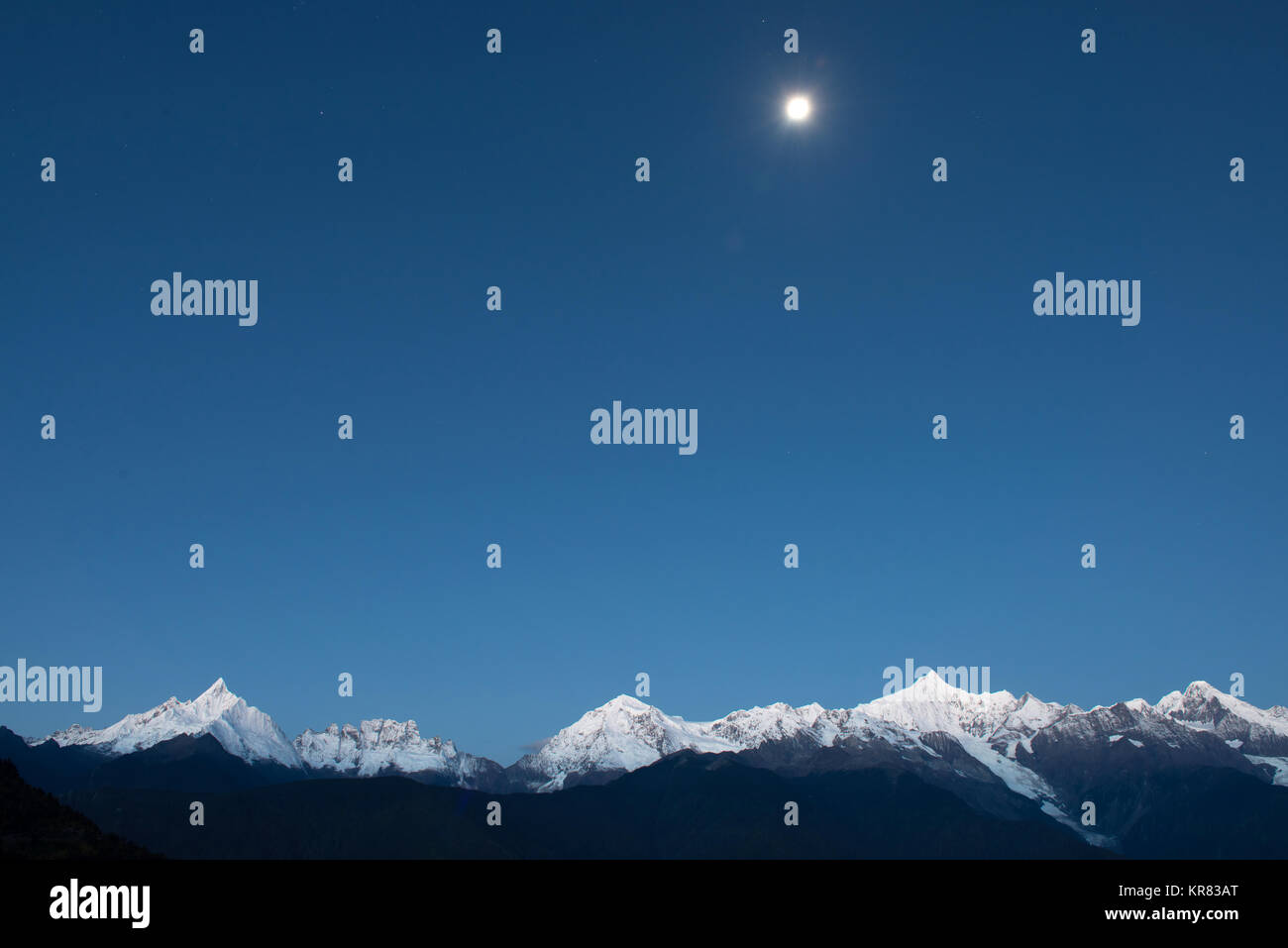 Meili Snow Mountain e le stelle,nella provincia dello Yunnan,Cina Foto Stock