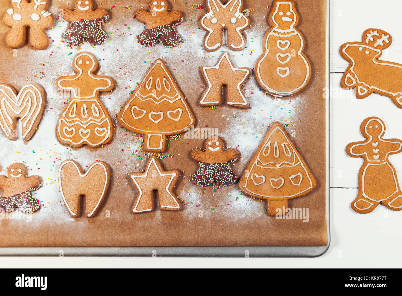 Vassoio da forno con pan di zenzero i cookie su bianco tavolo in legno Foto Stock