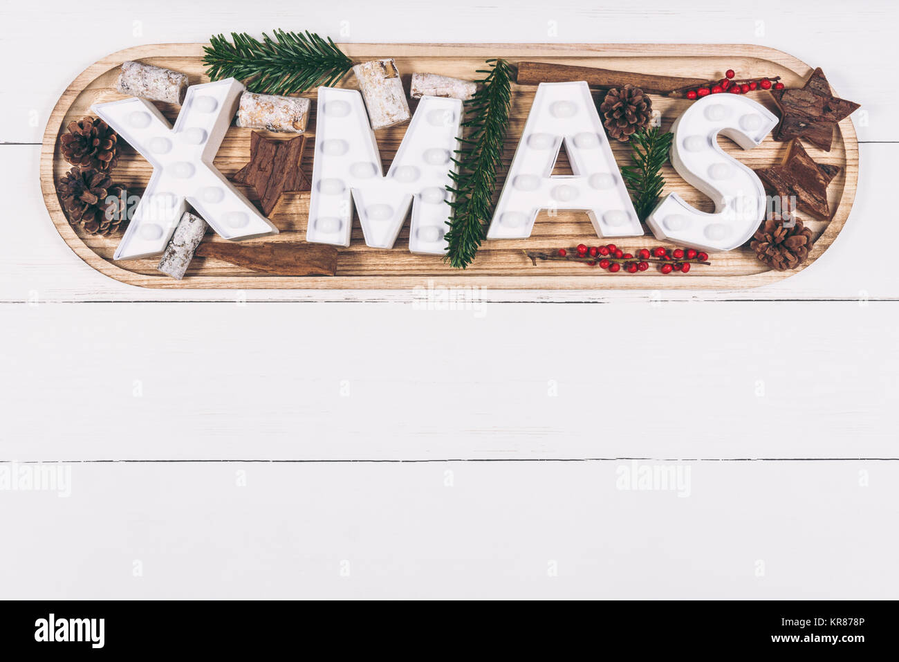 Xmas lettere e Ornamenti natale nel vassoio su bianco tavolo in legno Foto Stock