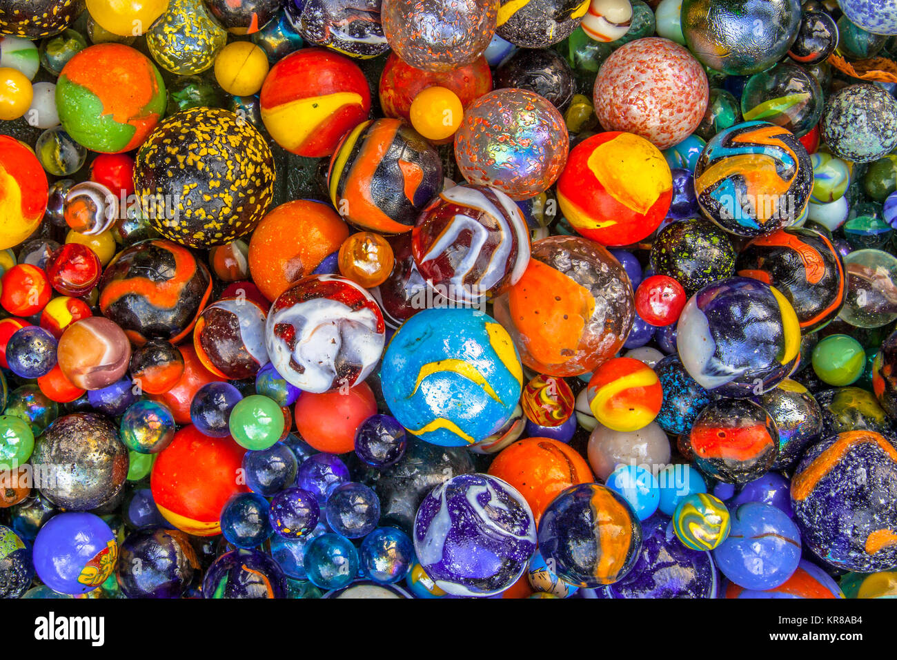 Biglie di vetro di dimensioni diverse in un modello di colore come methaphor multiculturale per la diversità della comunità Foto Stock