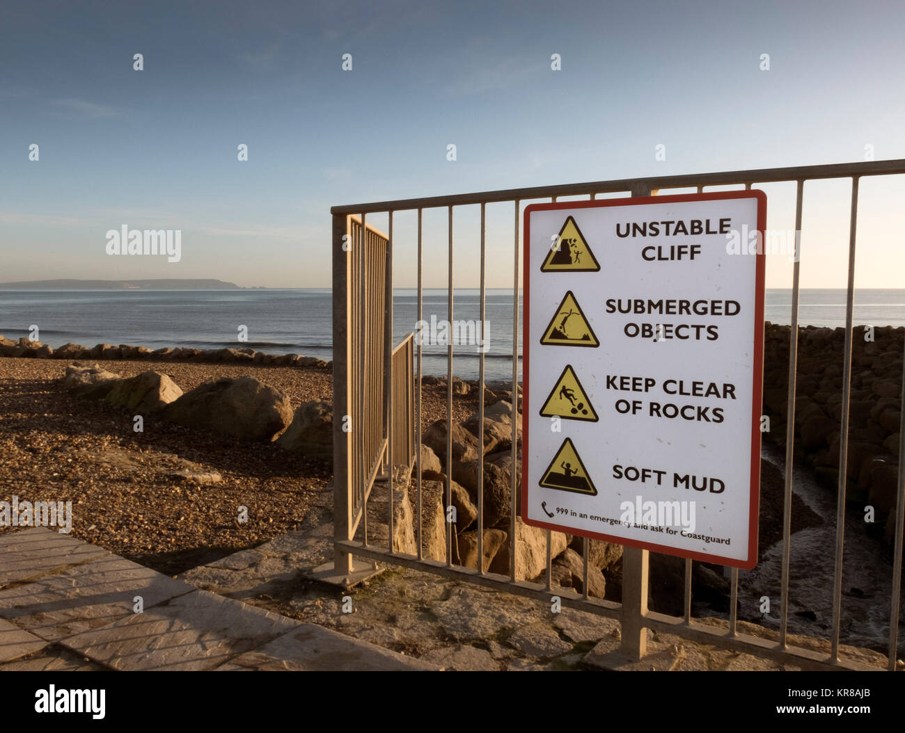 Prove di cliff ed erosione costiera, perdita di edifici ed esposto le tubature, sistemi di drenaggio, argilla morbida, fango e scogliere collassata. Foto Stock