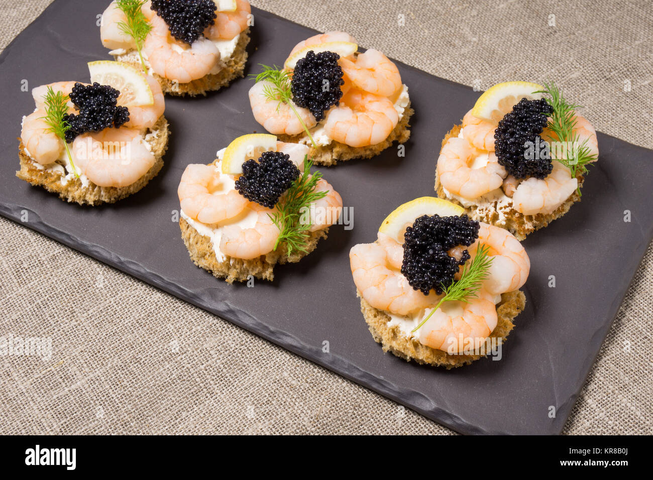 Antipasto di gamberetti servita su fette di pane tostato Foto Stock