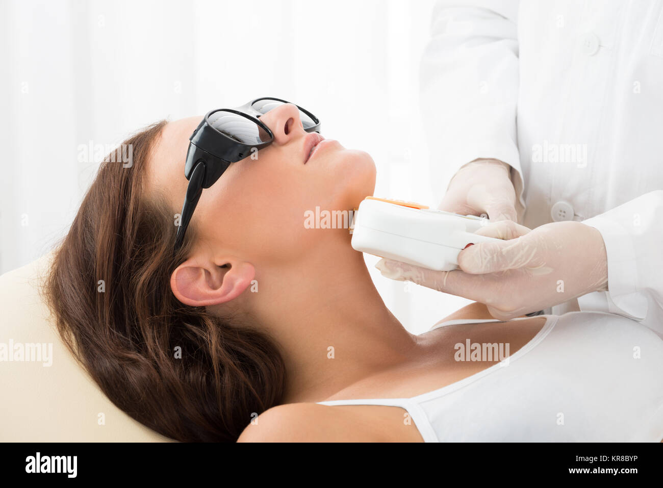 La donna la ricezione di Depilazione laser sul collo Foto stock - Alamy