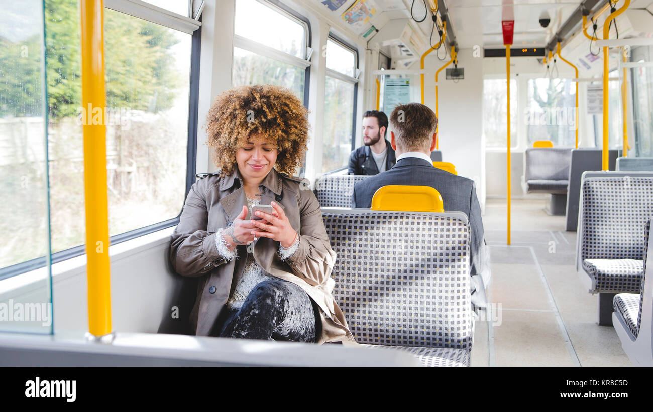 I messaggi di testo sul treno Foto Stock