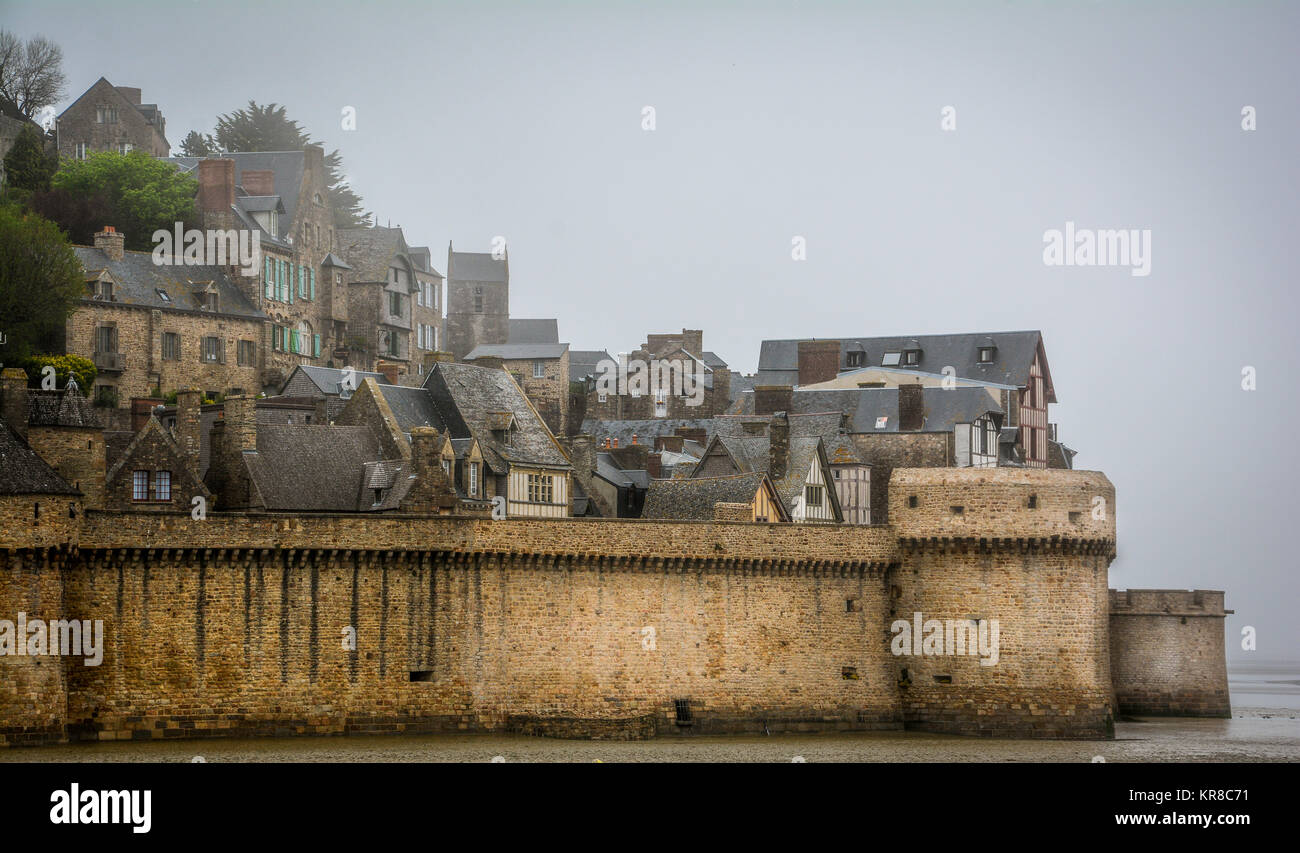 Mattinata nebbiosa a Mont Saint Michel, in Normandia, Francia. Foto Stock